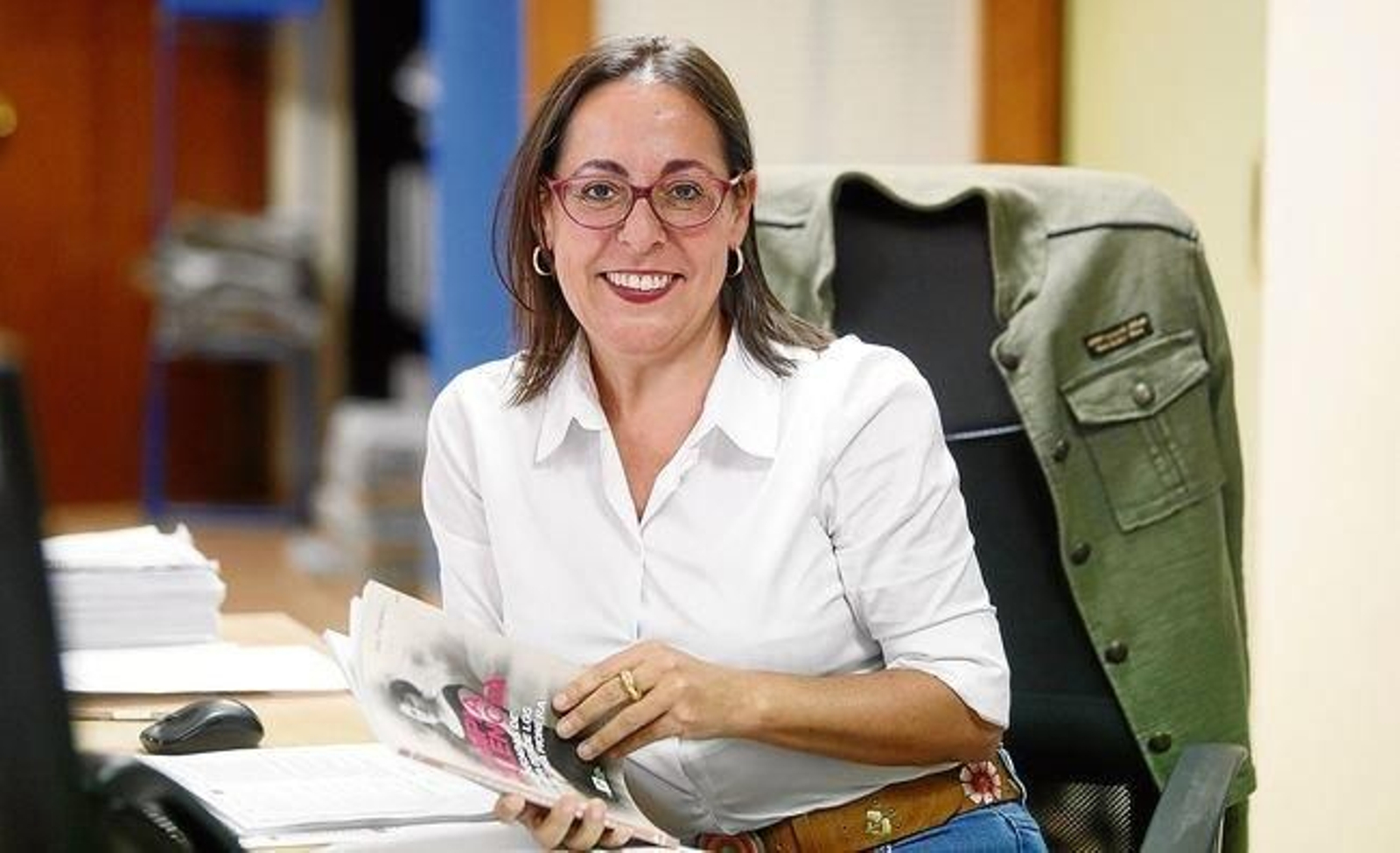Ana Fuentes, con un ejemplar de su libro.