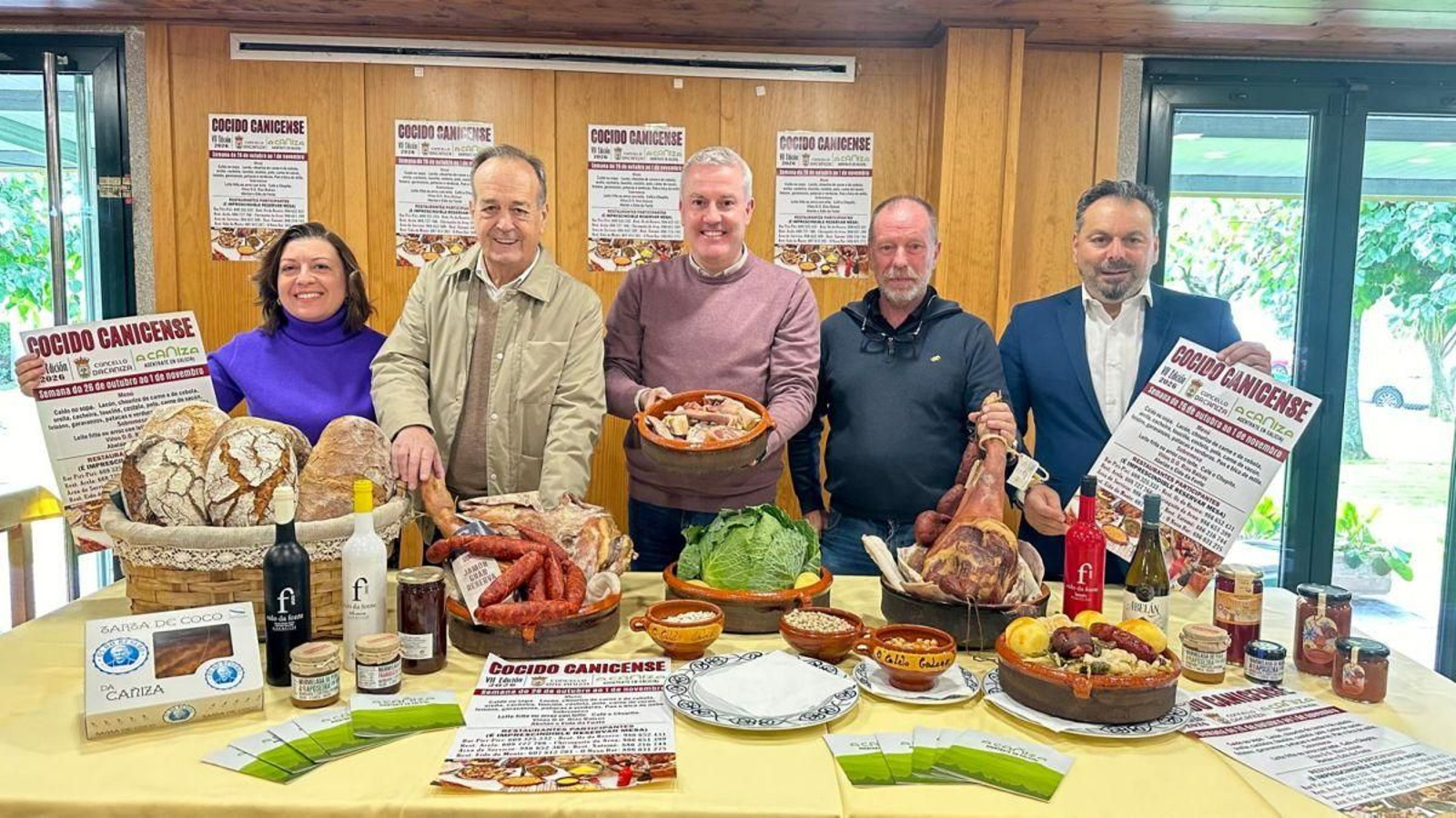 Paula Bacelar, Paco Fumega, Luis Piña, Emilio Díaz y Paco Ferreira, ayer en la presentación de la temporada del cocido de A Caniza