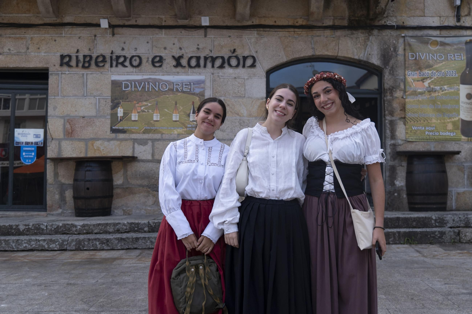 Galería | Reyes, clero, doncellas y caballeros desfilan por las calles de Ribadavia en la Festa da Istoria