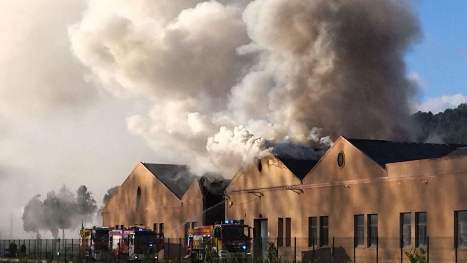 Arde una nave industrial en O Barco de Valdeorras