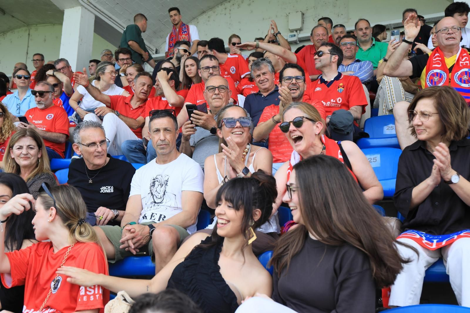 Galería | La UD Ourense quiere llegar a Primera Federación y la afición se vuelca con el equipo en O Couto