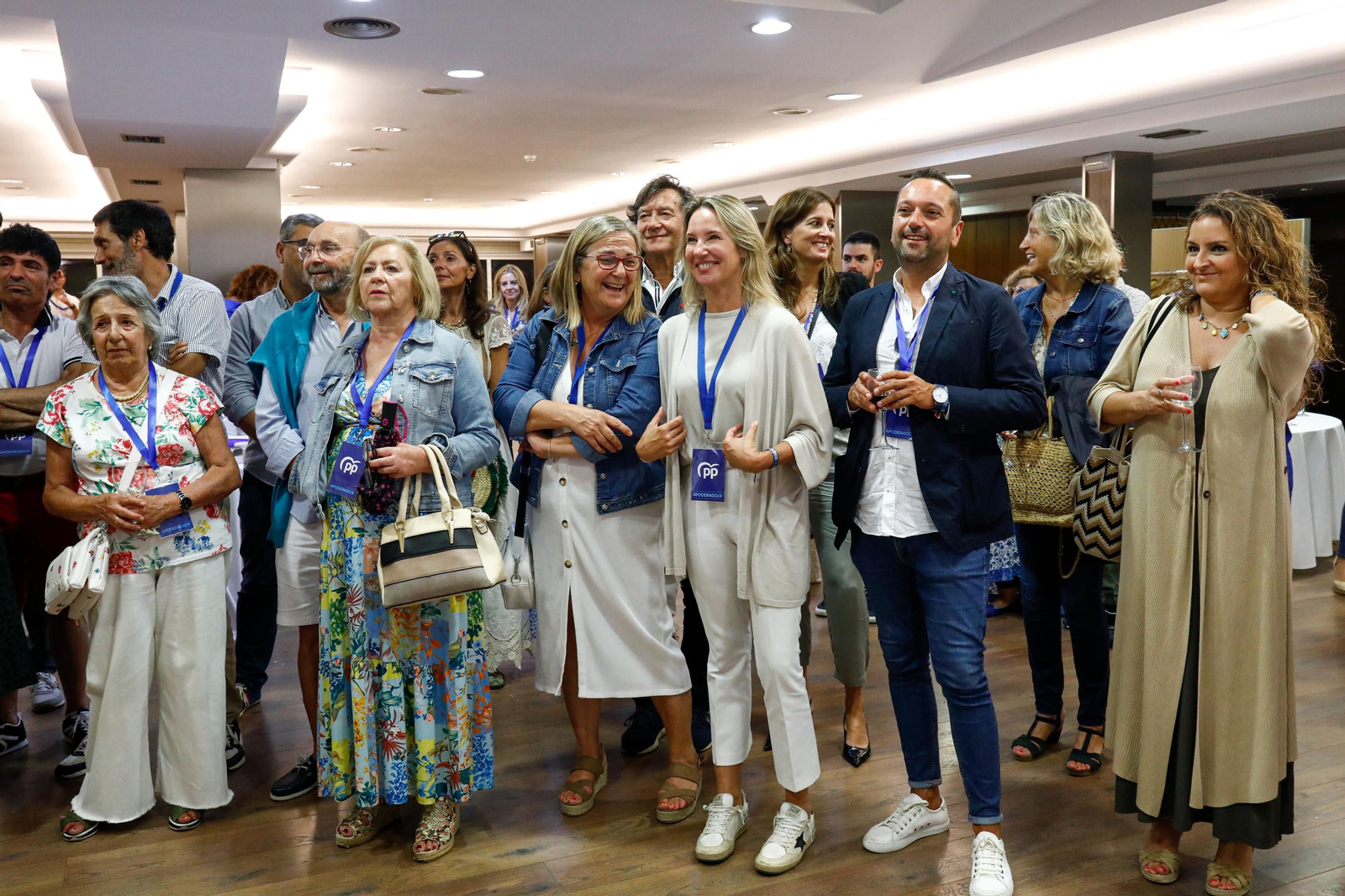 Miembros del PP de Vigo pendientes del escrutinio de las elecciones generales desde su sede.