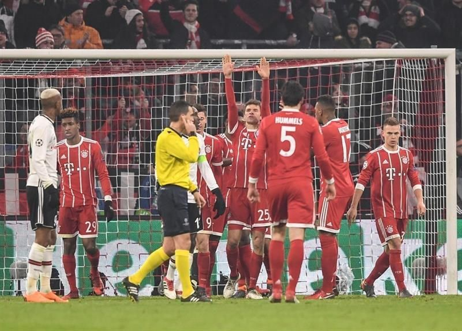 Muller celebra su gol en el partido de la Champions League.