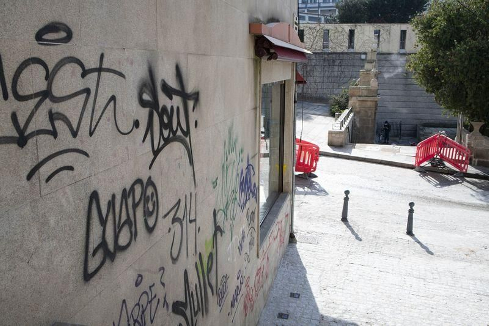 Ourense. 03/02/2022. Pintadas al patrimonio monumental de la ciudad. As Burgas.
Foto: Xesús Fariñas
