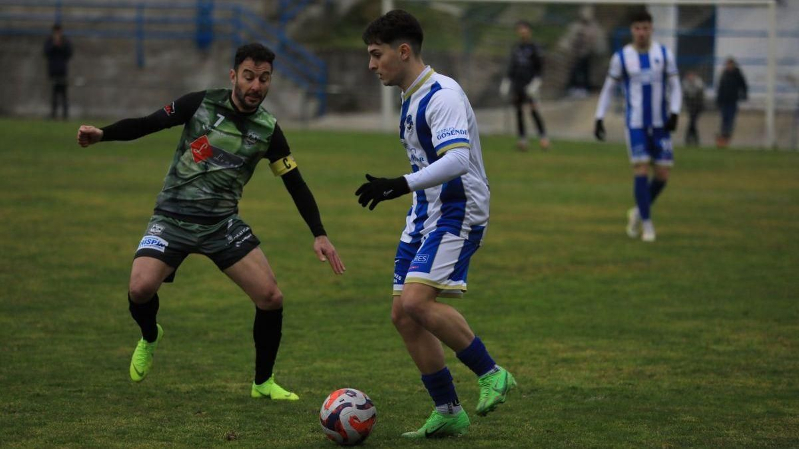 ÍKer Baltar, del Celanova, se lleva el balón ante la presencia del capitán del Atlético Arnoia, Rubén Arce.