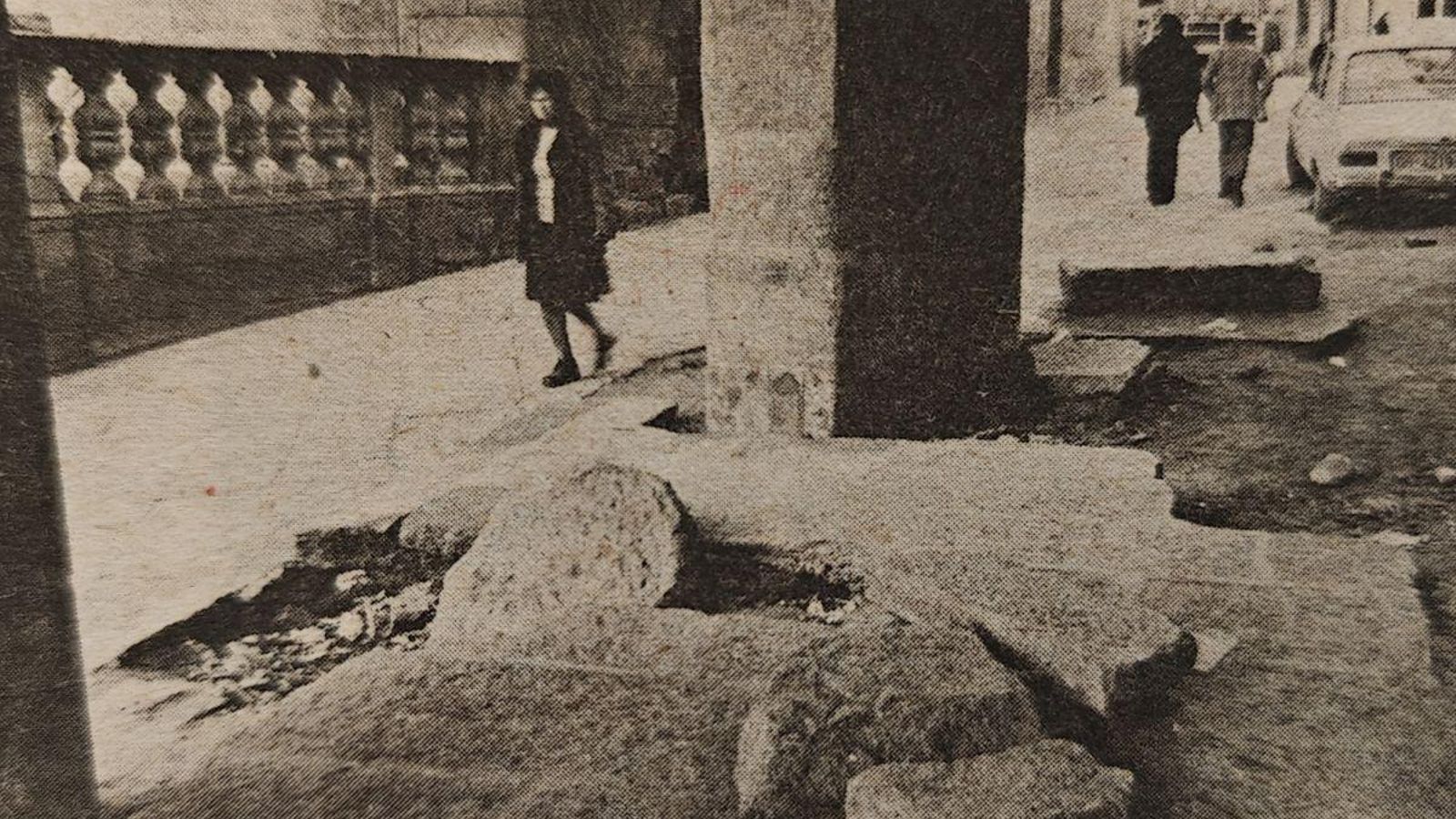 Acera destrozada en la Plaza del Trigo.