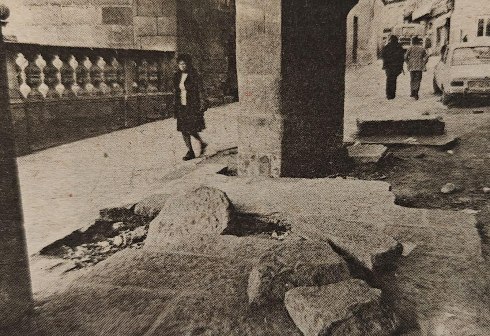 Acera destrozada en la Plaza del Trigo.