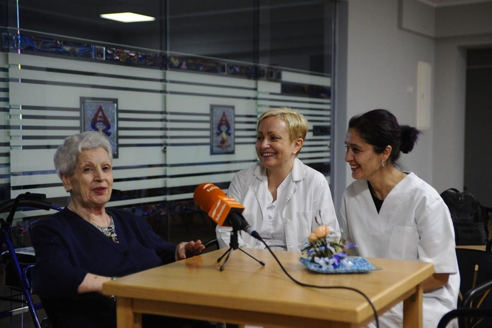 Carmen Gómez es la última participante del Banco de Lembranzas de la residencia Divina Maestro. La escuchan Mónica Pereiro y Sonia Prado (MARTIÑO PINAL).