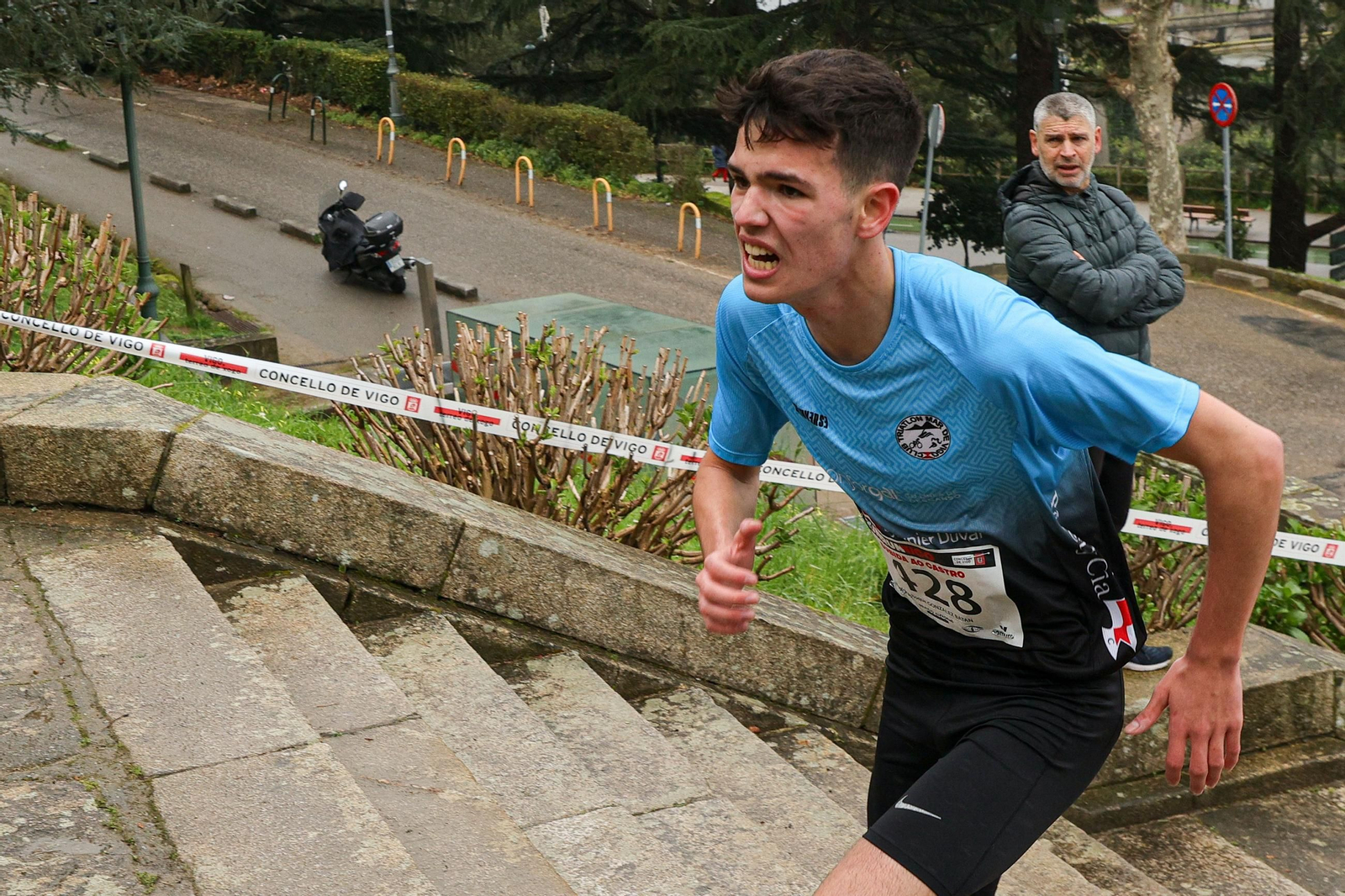 Galería | Cientos de atletas aguantan la lluvia en la Subida ao Castro