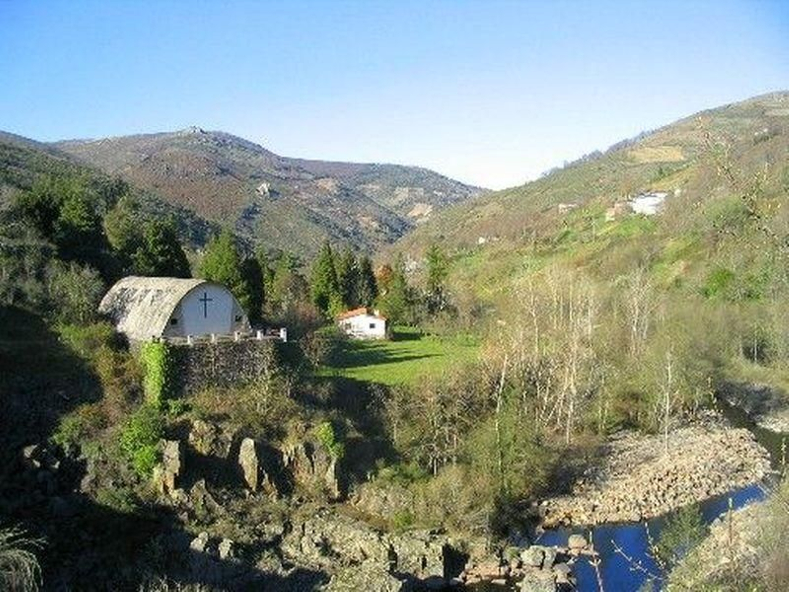 En la Ribeira Sacra se encuentra la posibilidad de adquirir una antiguo población que incluye hasta iglesia.