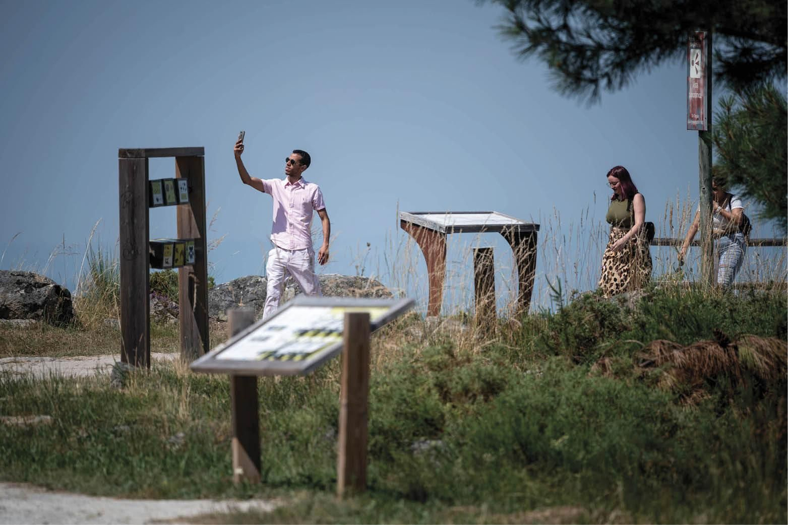 Un grupo de turistas en los Balcones de Madrid, en Parada de Sil. (FOTO: ÓSCAR PINAL)