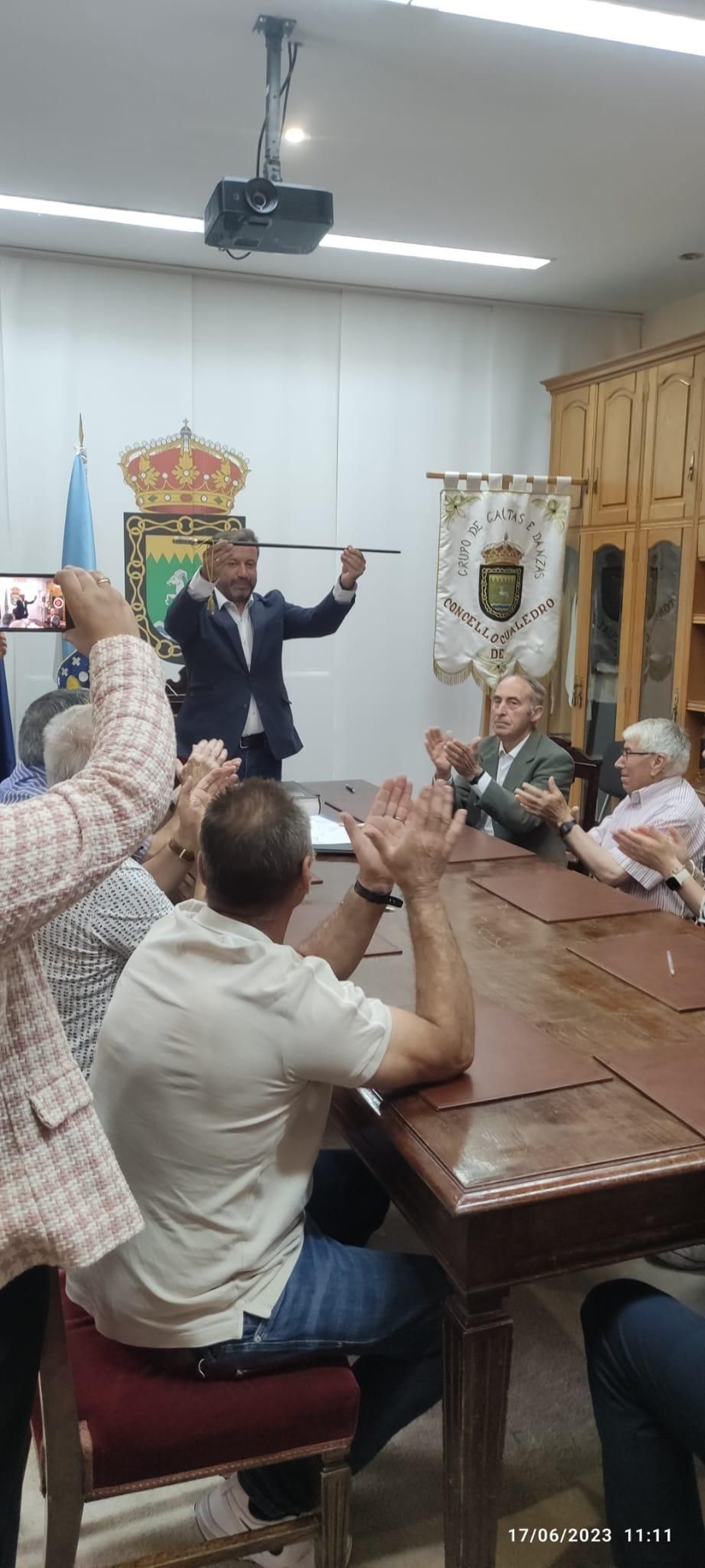 Luciano Rivero, del PP, recibe el bastón de mando como alcalde de Cualedro.
