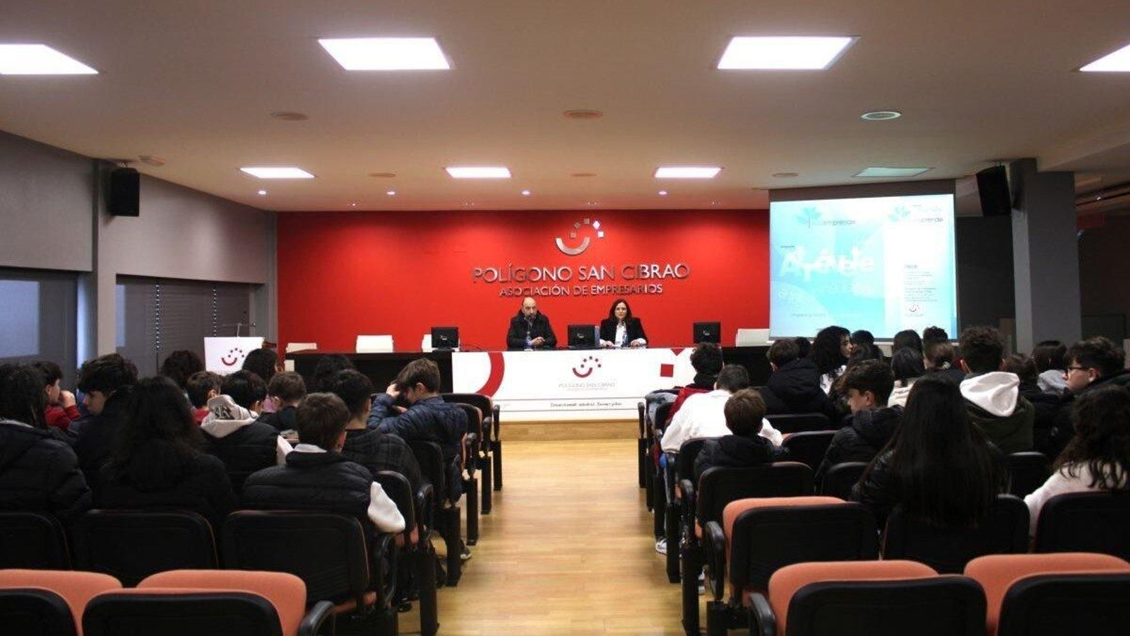 José Antonio Rodríguez y Yolanda López en su encuentro con alumnos del Instituto 12 de Octubre.