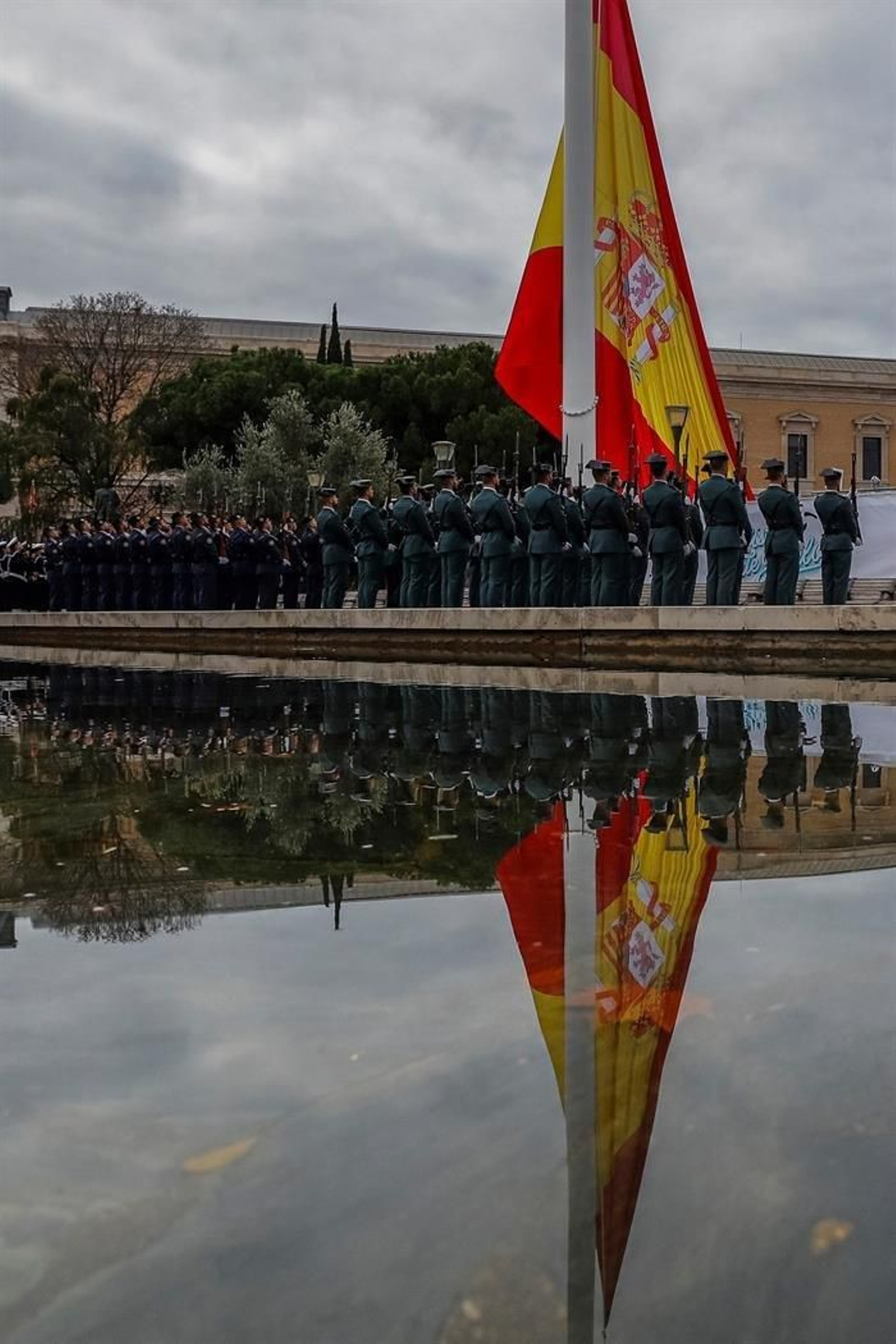 Batet y Llop presiden el izado solemne de bandera en la plaza de Colón