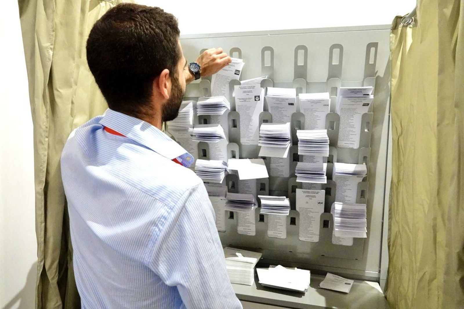 Recogiendo papeletas durante las anteriores elecciones de este año, en mayo.