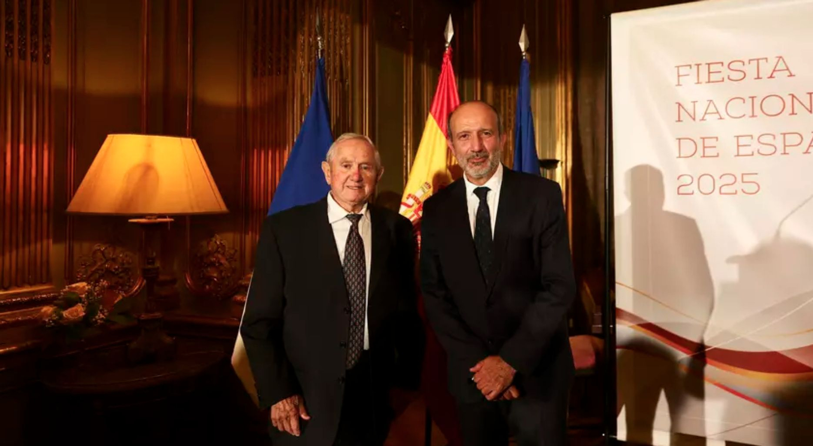 José María Oliver (izquierda) durante una recepción en la Embajada de España en París, junto al embajador Victorio Redondo
