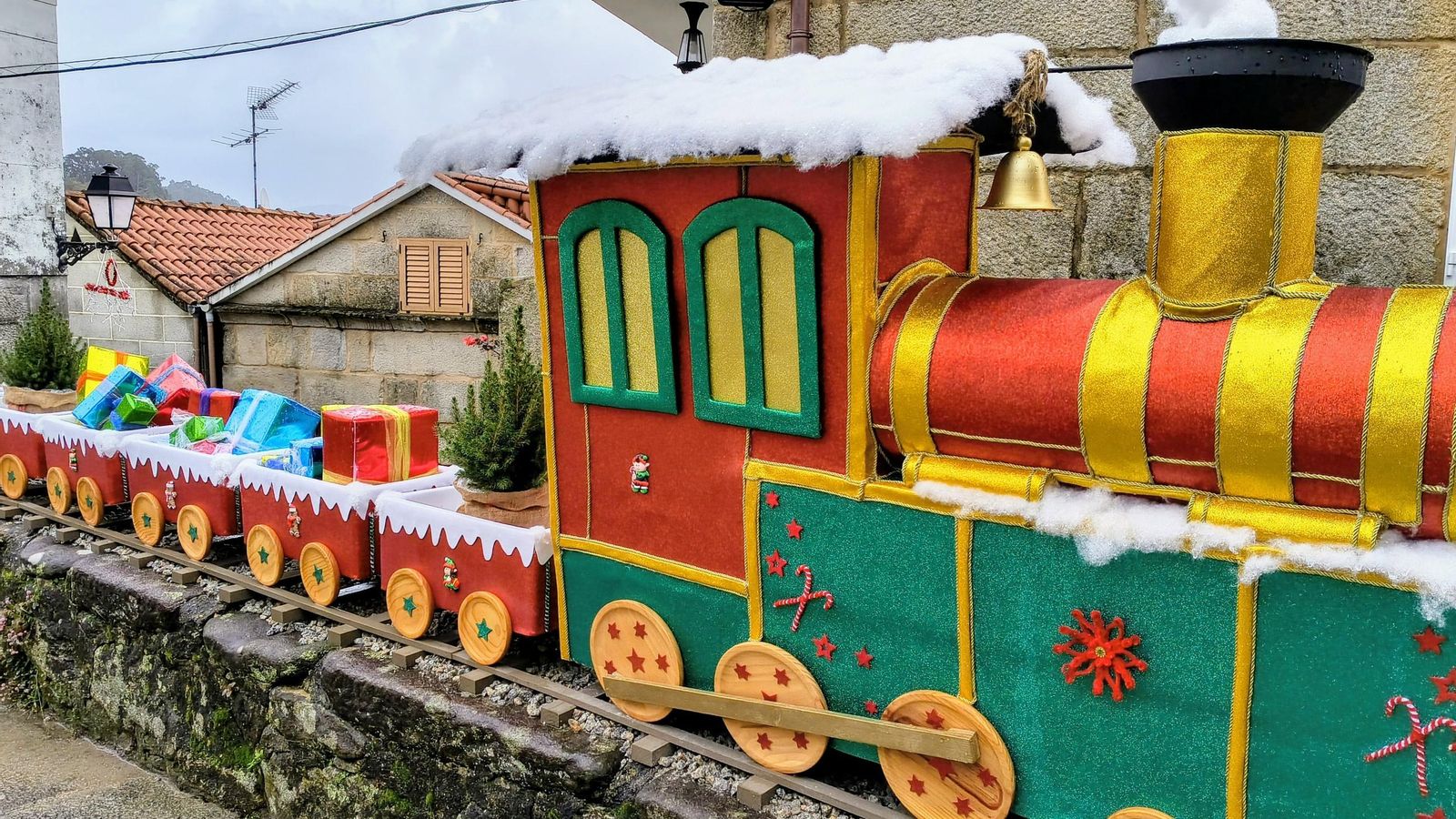 El largo tren da la bienvenida a los visitantes
