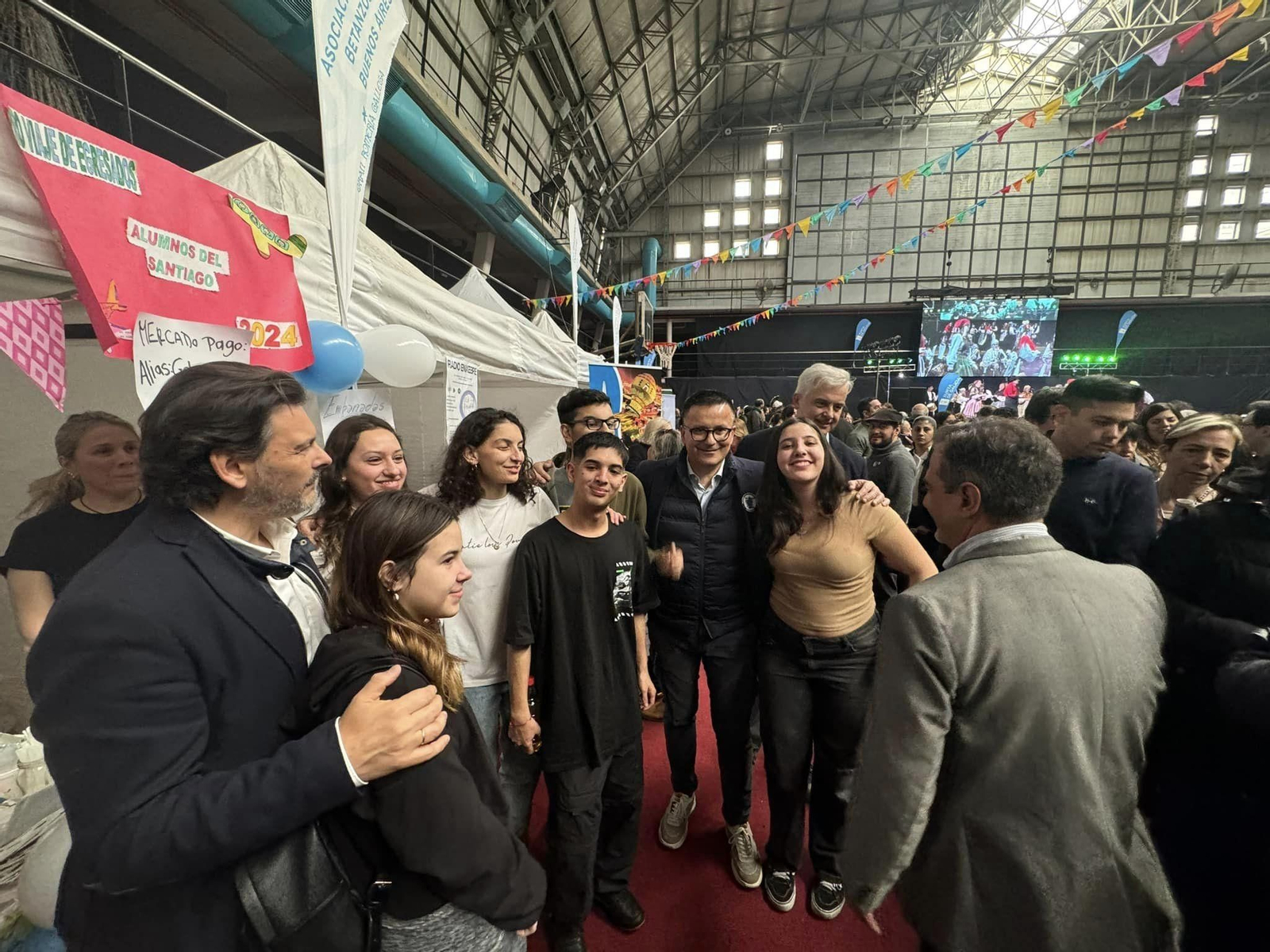 José Gonzalez en el centro de la imagen durante una visita a Argentina