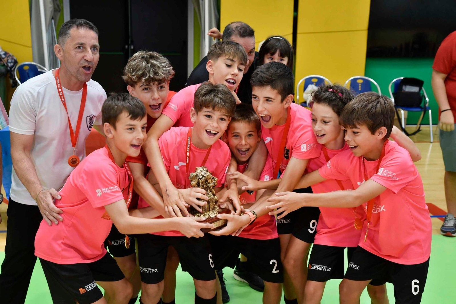 Los ganadores recogen el premio.