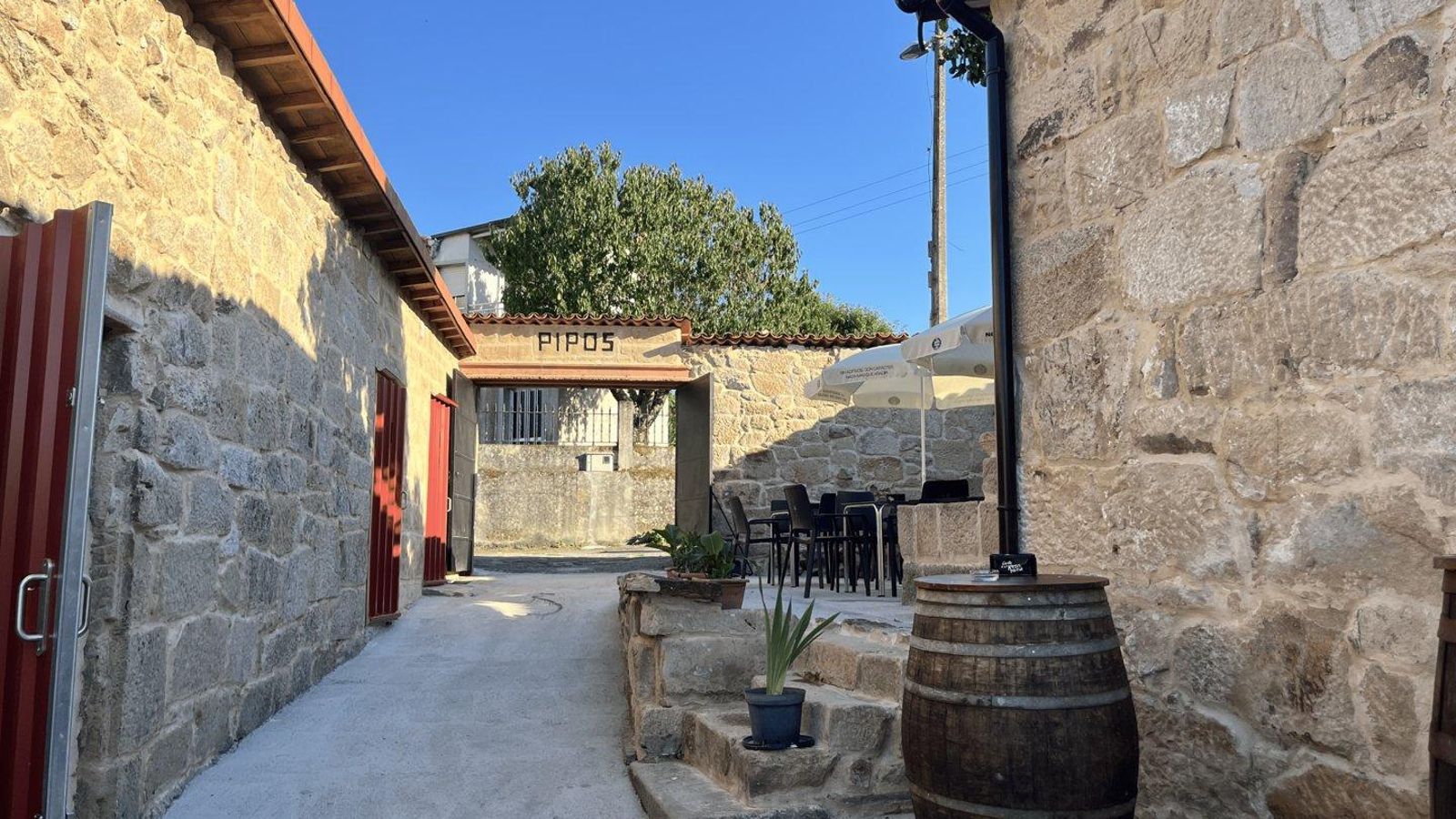 O patio interior do Bar Pipos, unha ampla terraza para as tardes de verán.