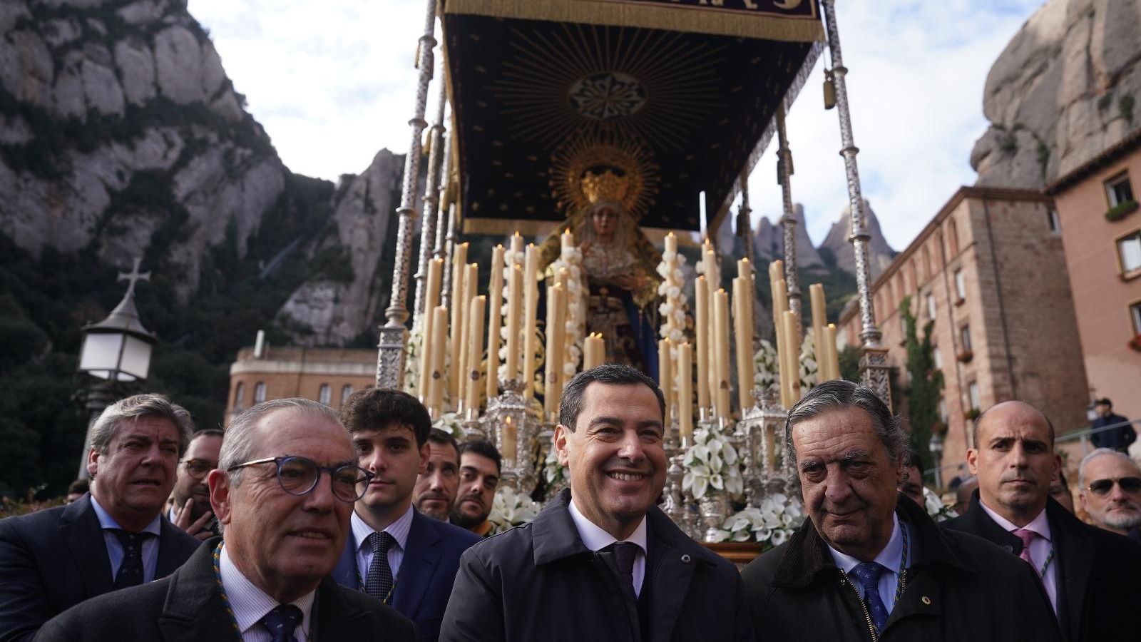 Moreno Bonilla encabezando la procesión