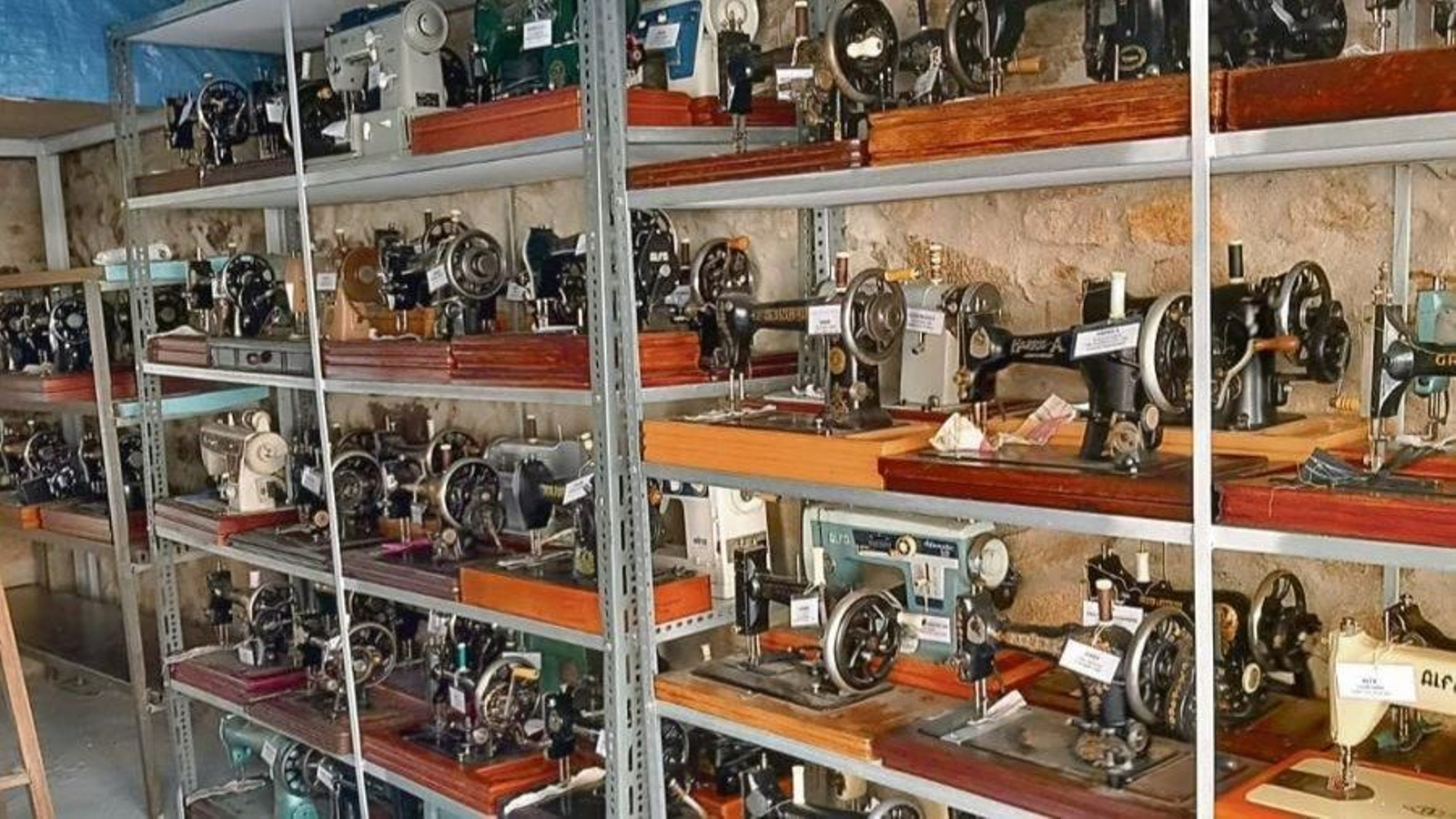 Colección de máquinas de coser en A Costa.