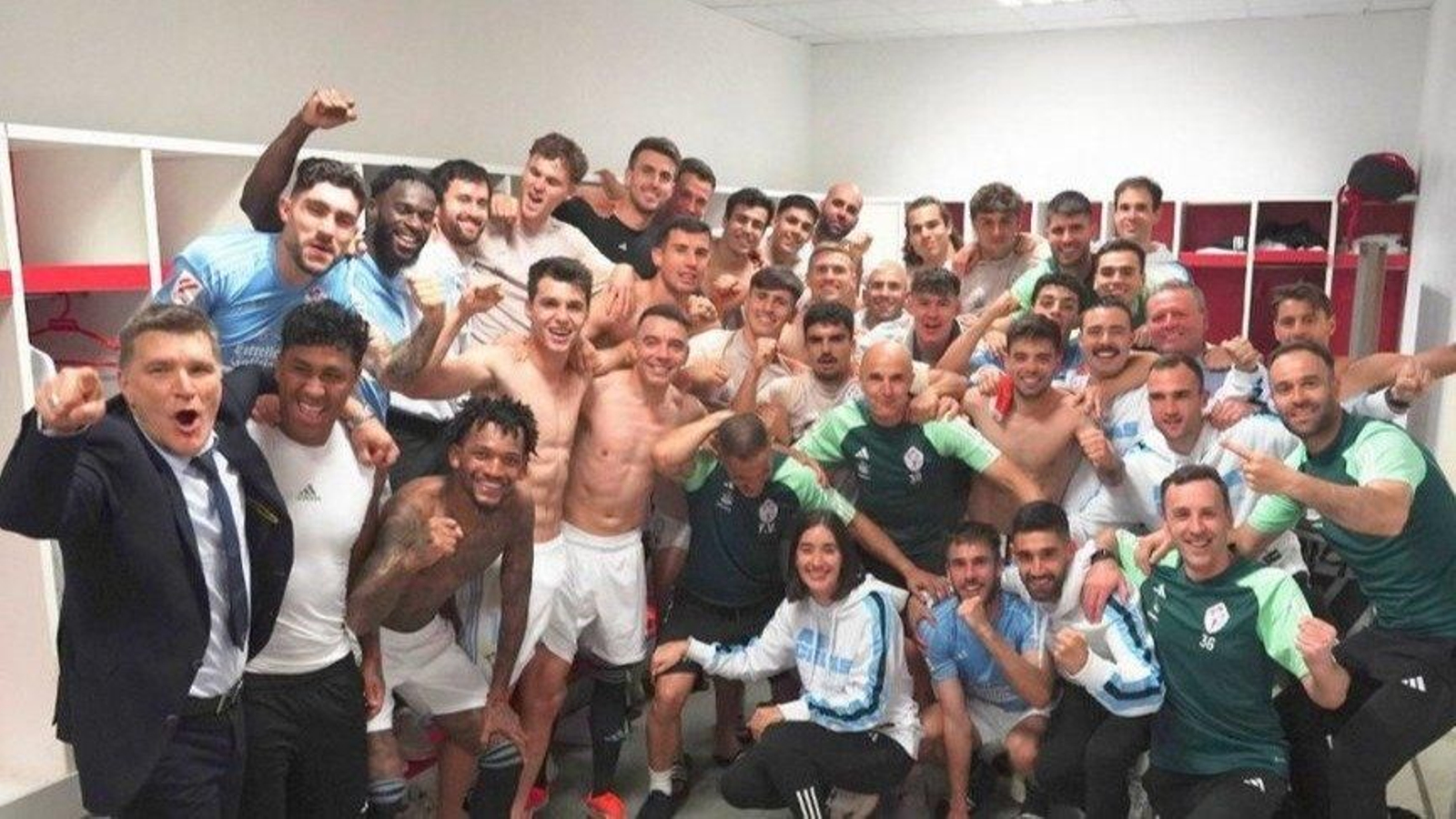 Jugadores, cuerpo técnico, cuerpo médico y asistentes del primer equipo festejan la permanencia en el vestuario de Granada.