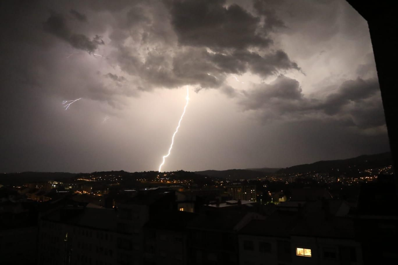 Las tormentas ponen en alerta Ourense 48 horas después de la bomba hídrica. // Iván Dacal