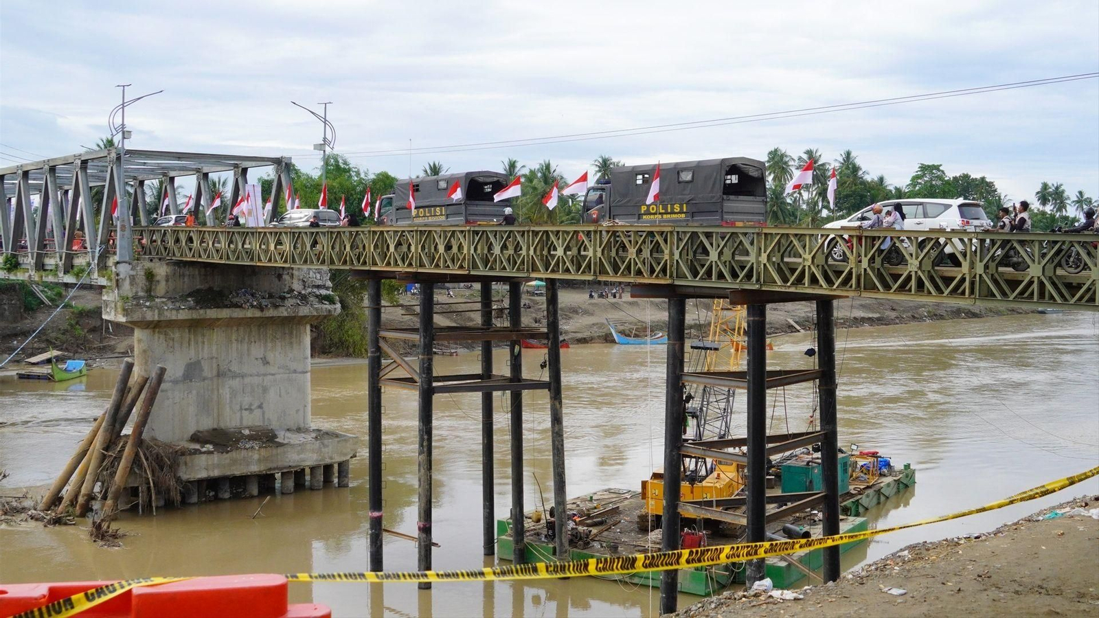 Los residentes de la zona, en busca de los cuerpos desaparecidos.
