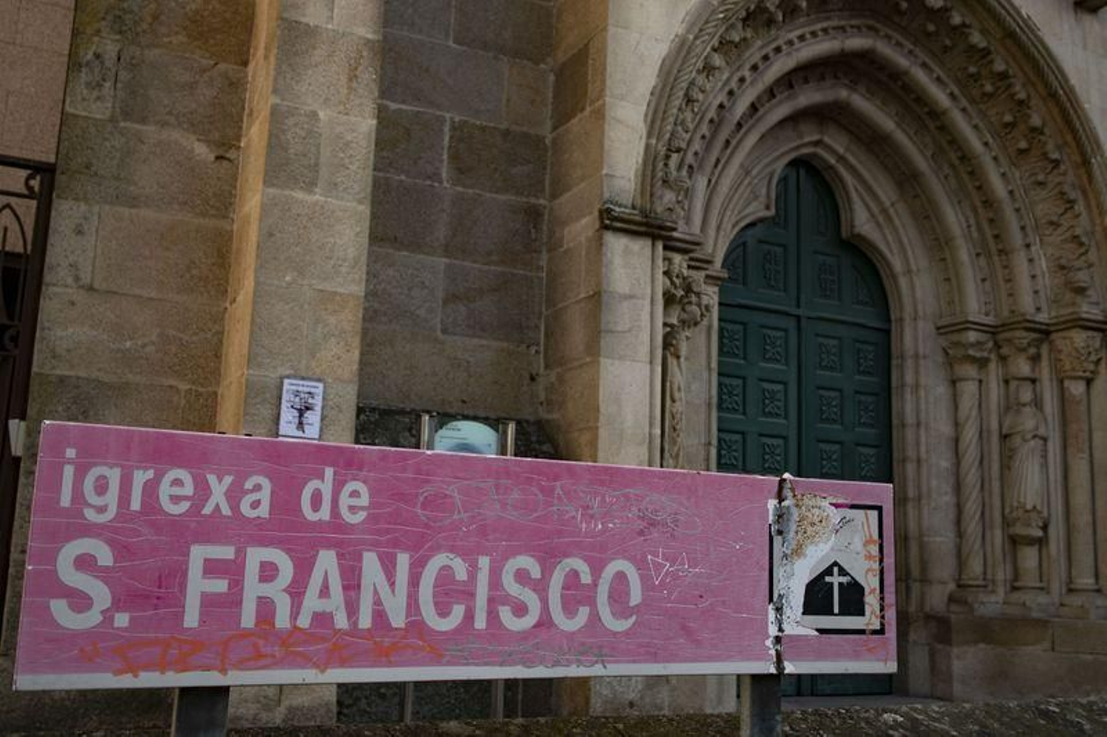 Ourense. 03/02/2022. Pintadas al patrimonio monumental de la ciudad. Igrexa de Franciscanos.
Foto: Xesús Fariñas
