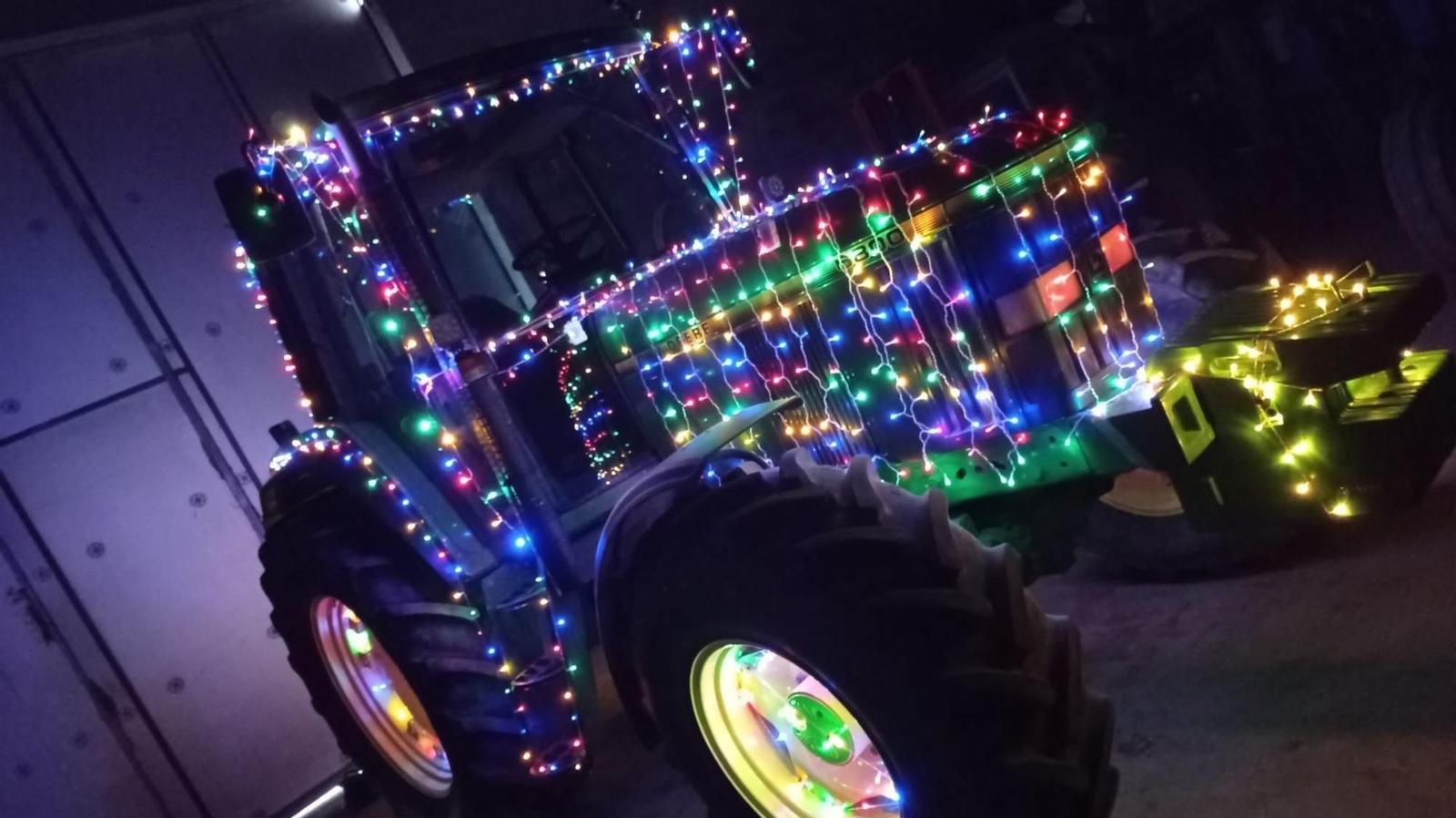 Uno de los tractores que participará en el recorrido, engalanado para la ocasión.