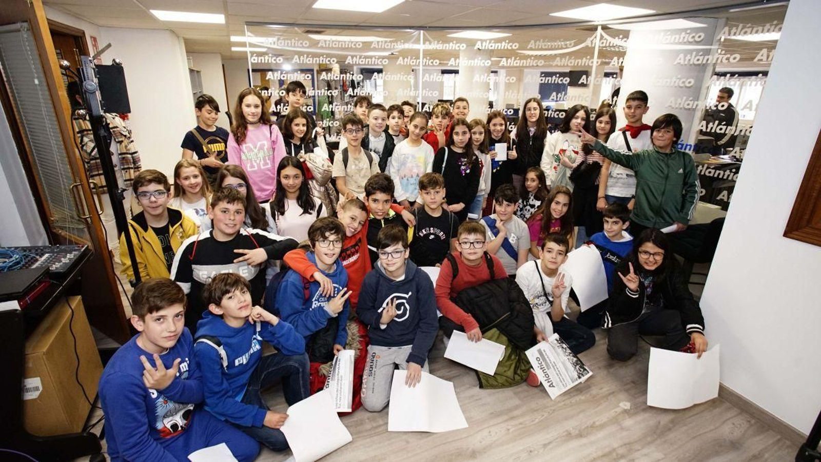 Los 40 alumnos, en el set de Atlántico TV con su portada personalizada.