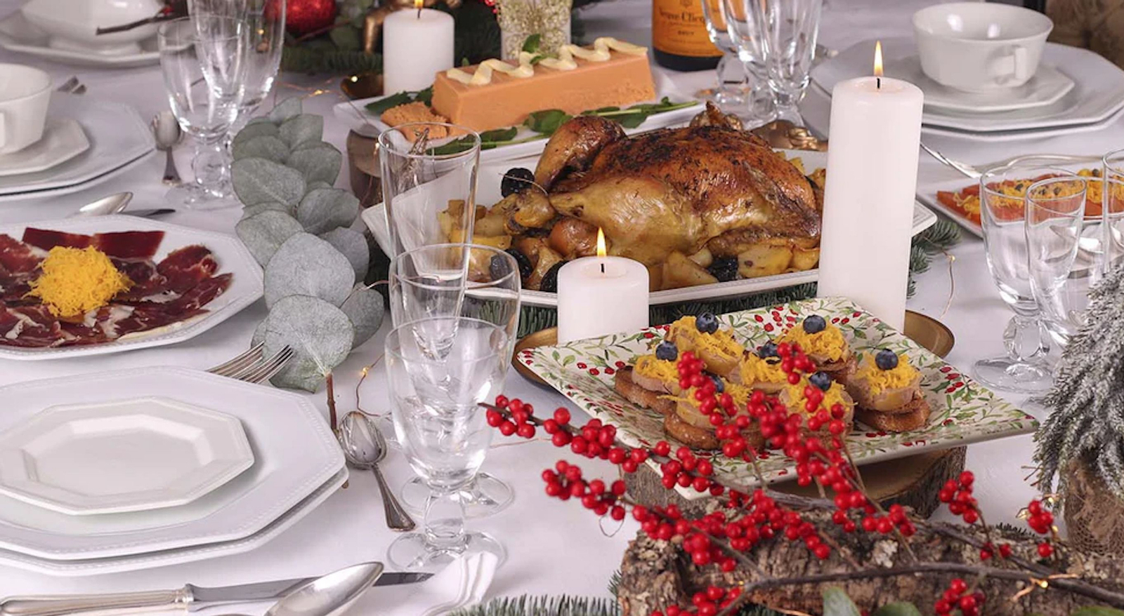 La mesa de Nochebuena con los tradicionales platos de la cocina española