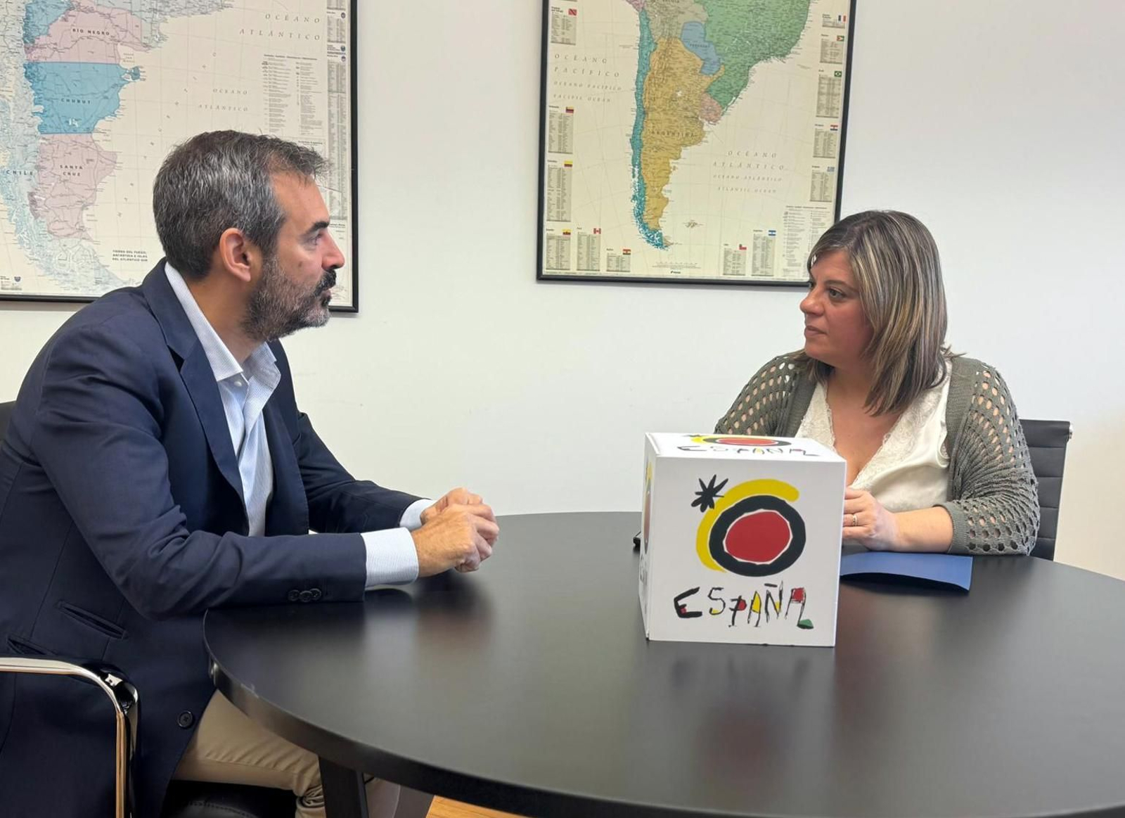 El director de la Oficina Española de Turismo (OET) de la capital argentina, Felipe Formariz, y la vicepresidenta del Principado, Gimena Llamedo