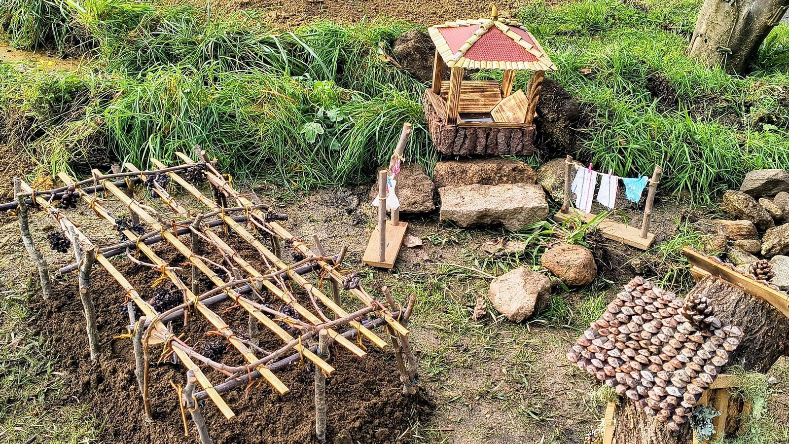 Un rincón de la aldea con un lavadero.