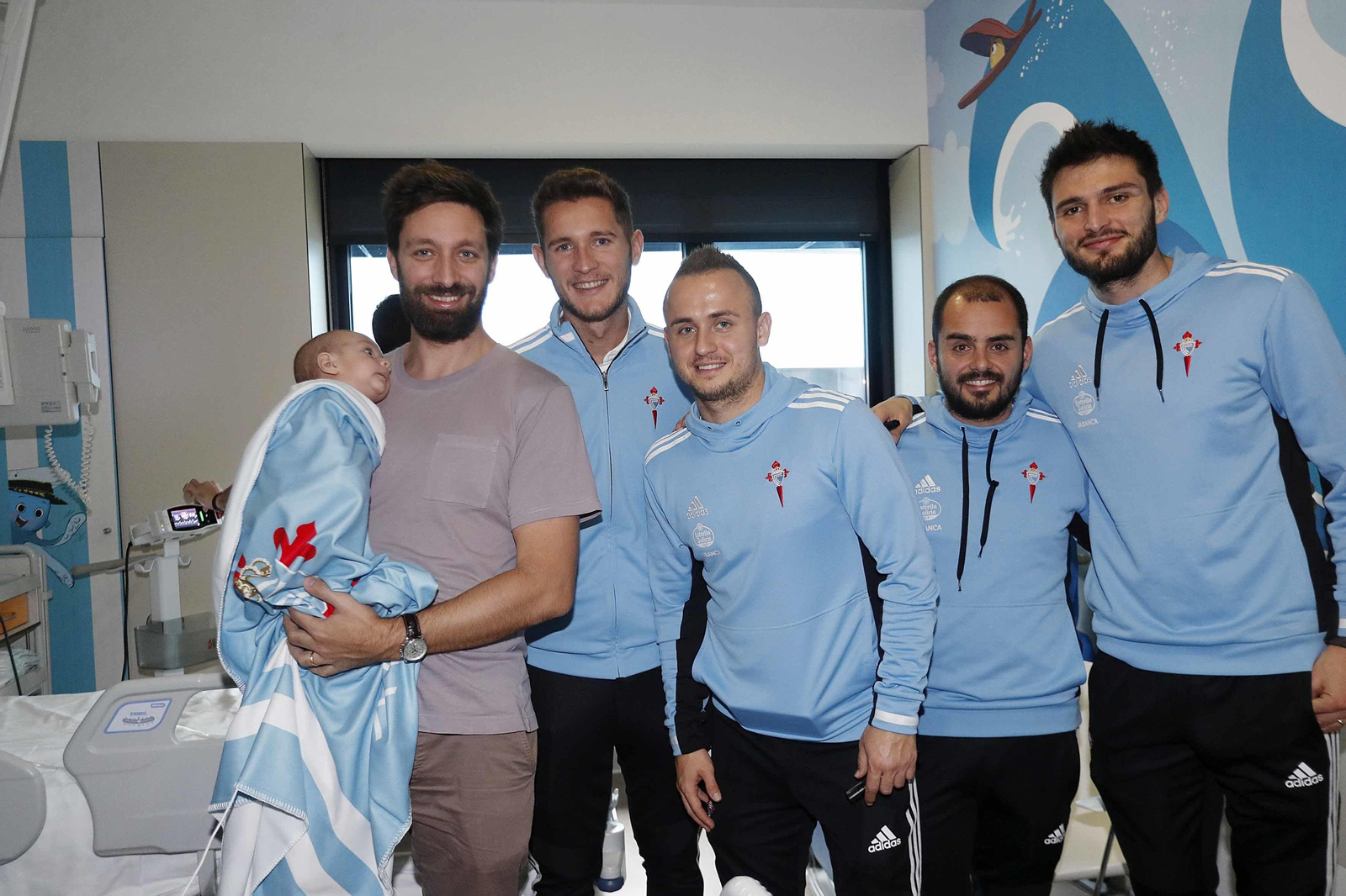 La plantilla del Celta visitó pediatría del Hospital Álvaro Cunqueiro