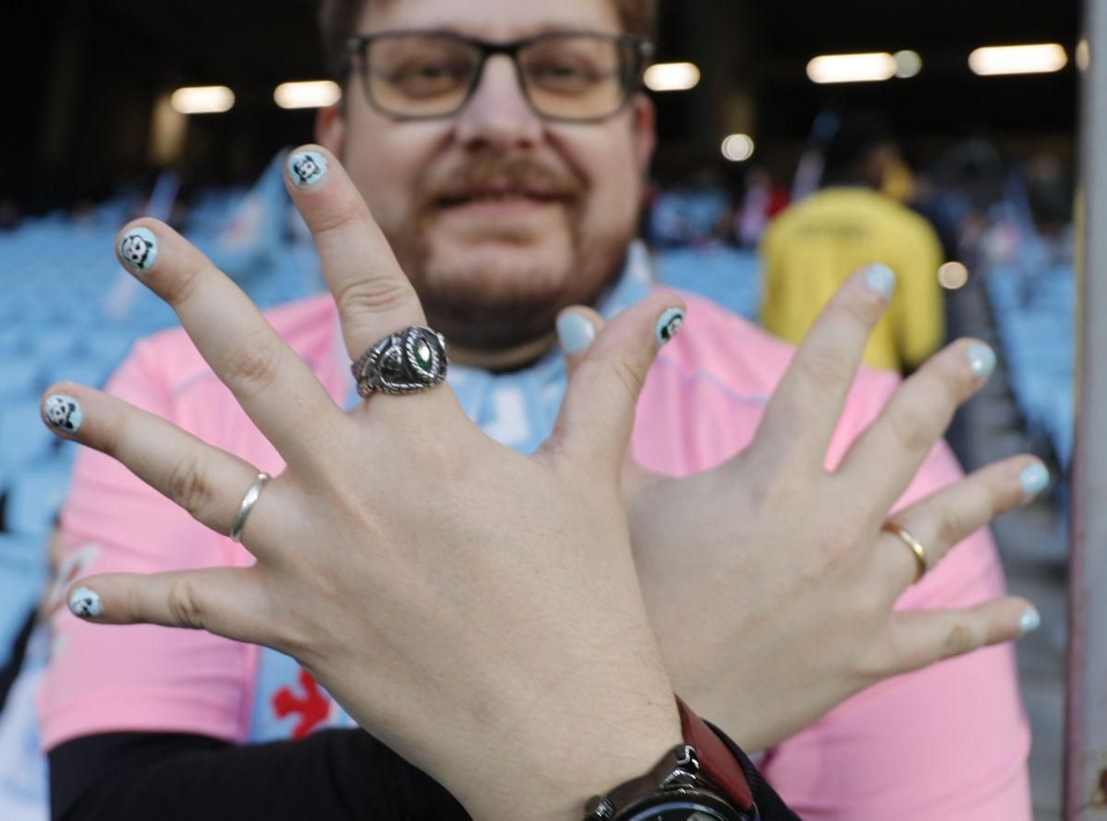 Los aficionados secundaron la campaña de pintarse las uñas.