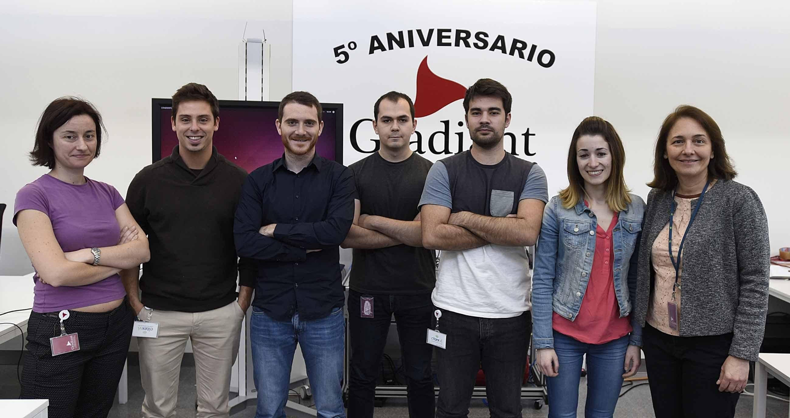Helena Fernández, primera por la derecha, con parte del equipo de eSalud de Gradiant.