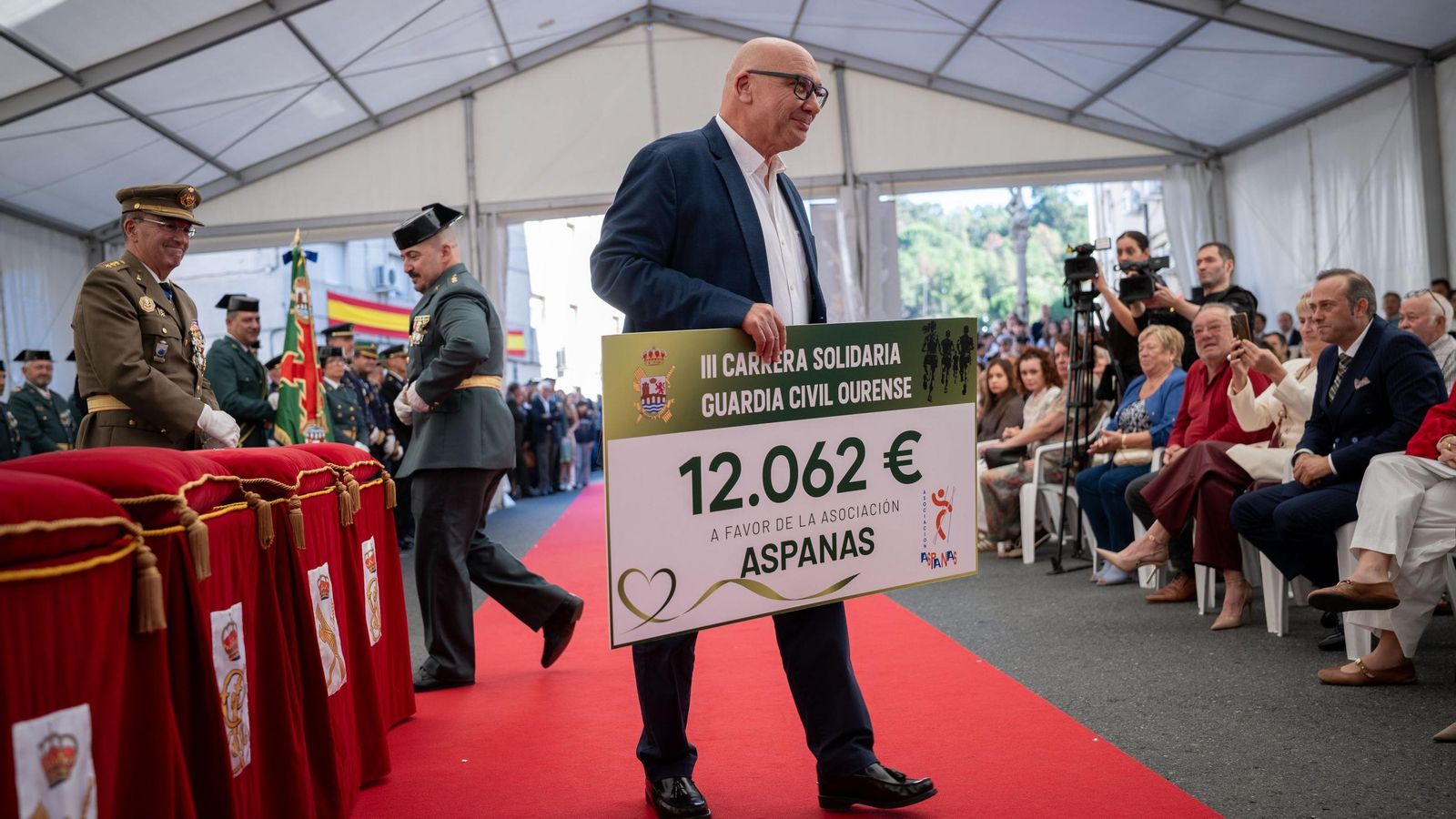 La entrega a Aspanas del cheque con la recaudación de la carrera solidaria de la Guardia Civil