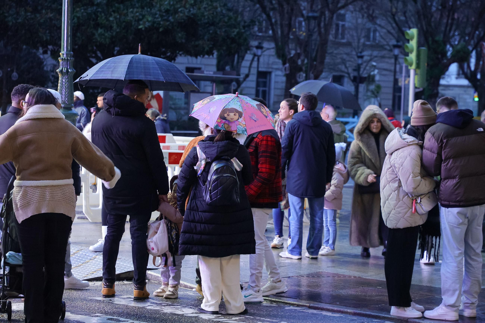 Este invierno obliga a sacar los abrigos acolchados, bufandas y gorros en la ciudad.