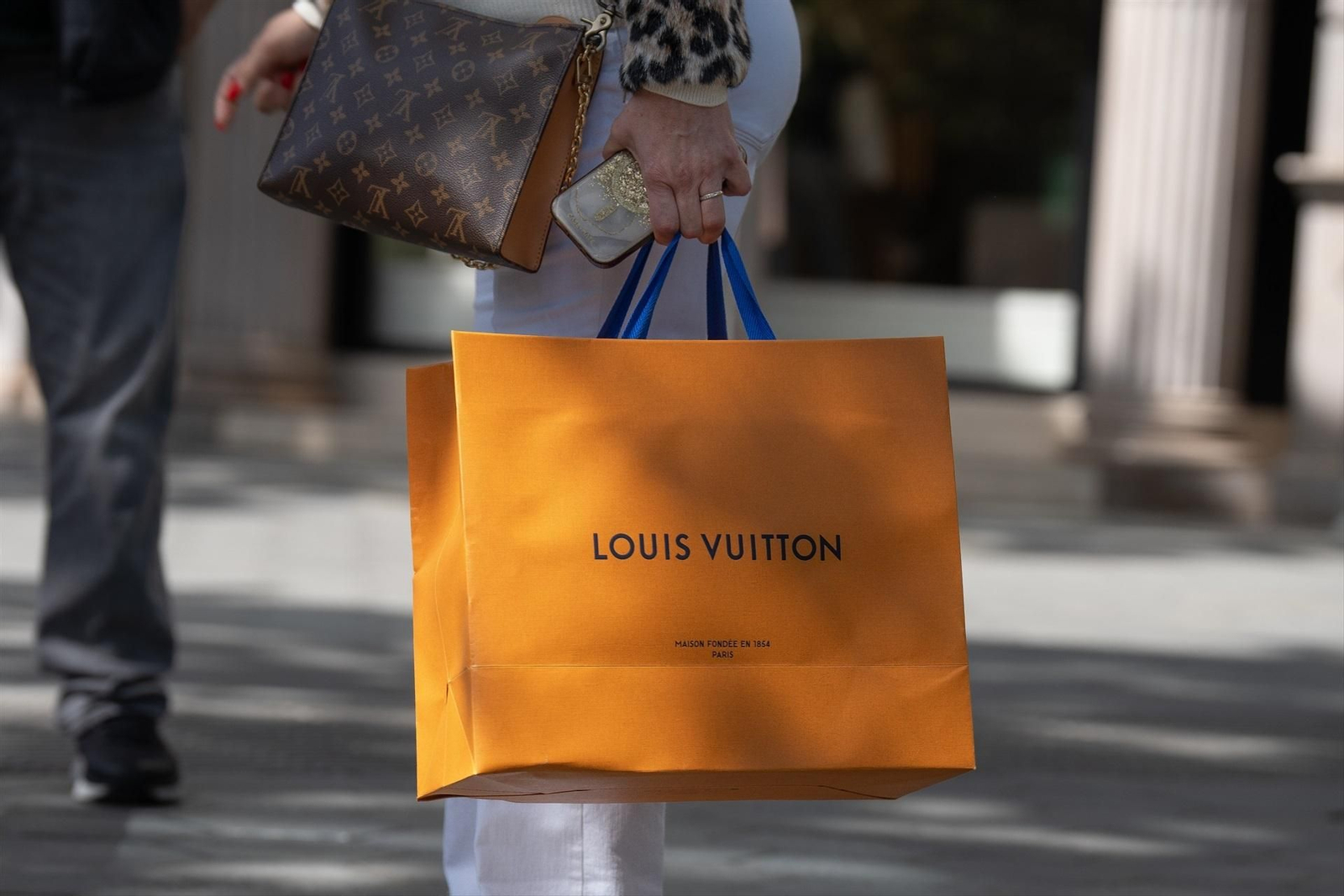 Una persona de compras por las calles