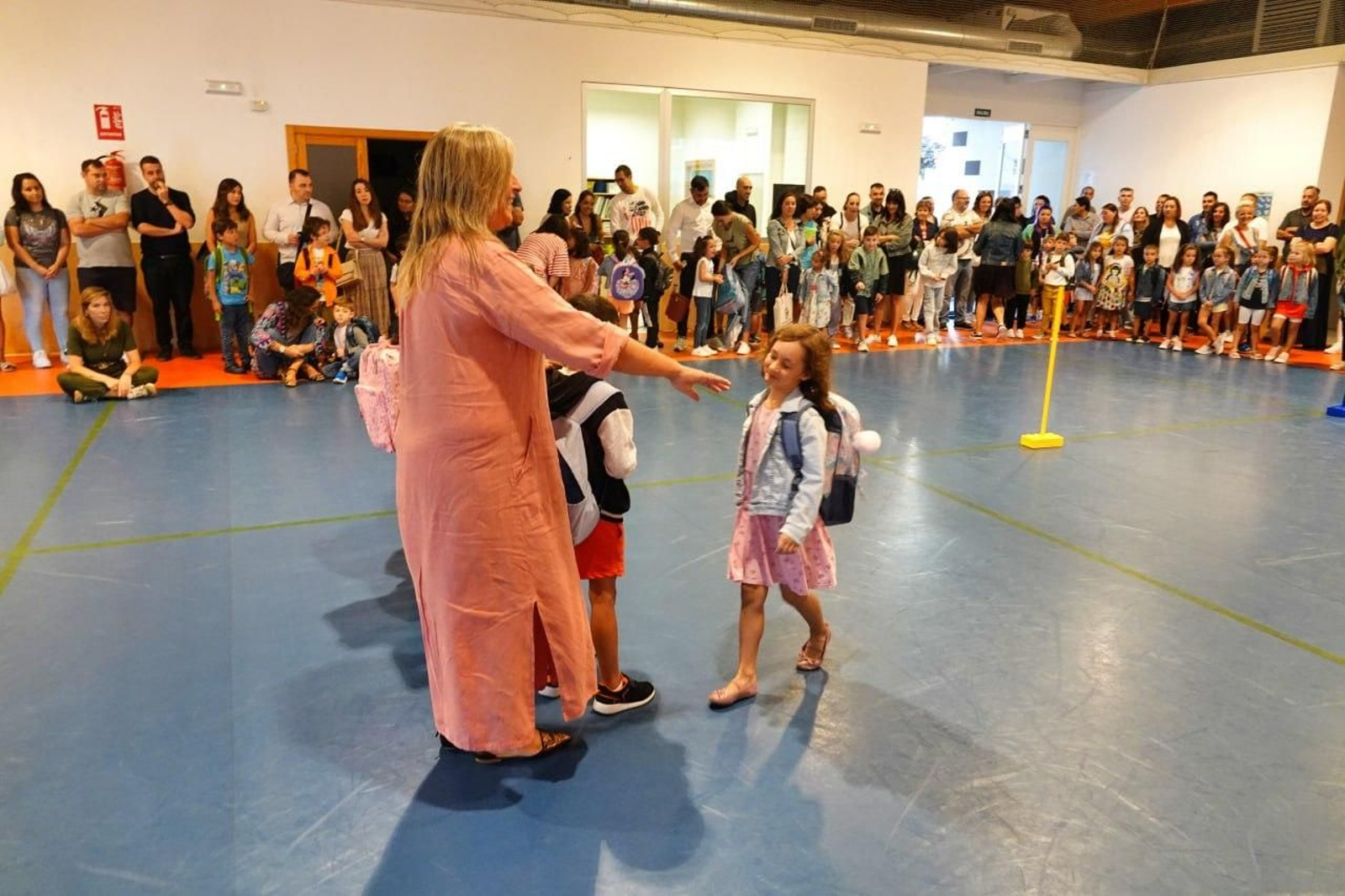 Padres despiden a sus hijos el primer día de colegio. // Vicente Alonso
