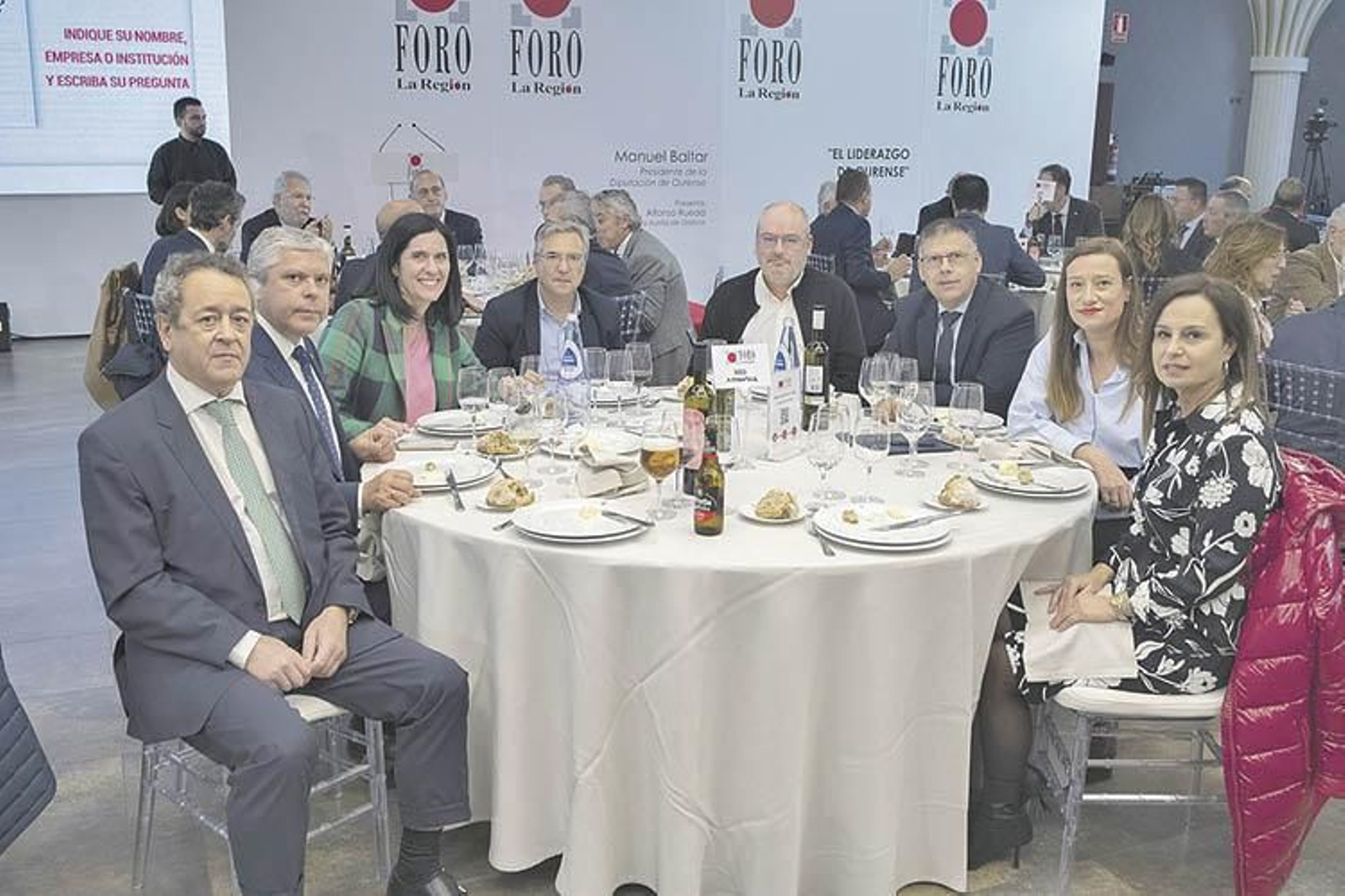 Santiago Gómez, asesor de La Región; José Manuel Nogueira, coordinador de banca institucional en Abanca; Paula Prado, secretaria general del PPdeG; Luis Menor, alcalde de O Pereiro de Aguiar; Miguel Sánchez, subdirector de La Región; Bernardino González, asesor de la Deputación; Ana Morenza, concelleira del PP en Ourense, y Beatriz Gómez, pta. de la Federación de Comercio de Ourense.
