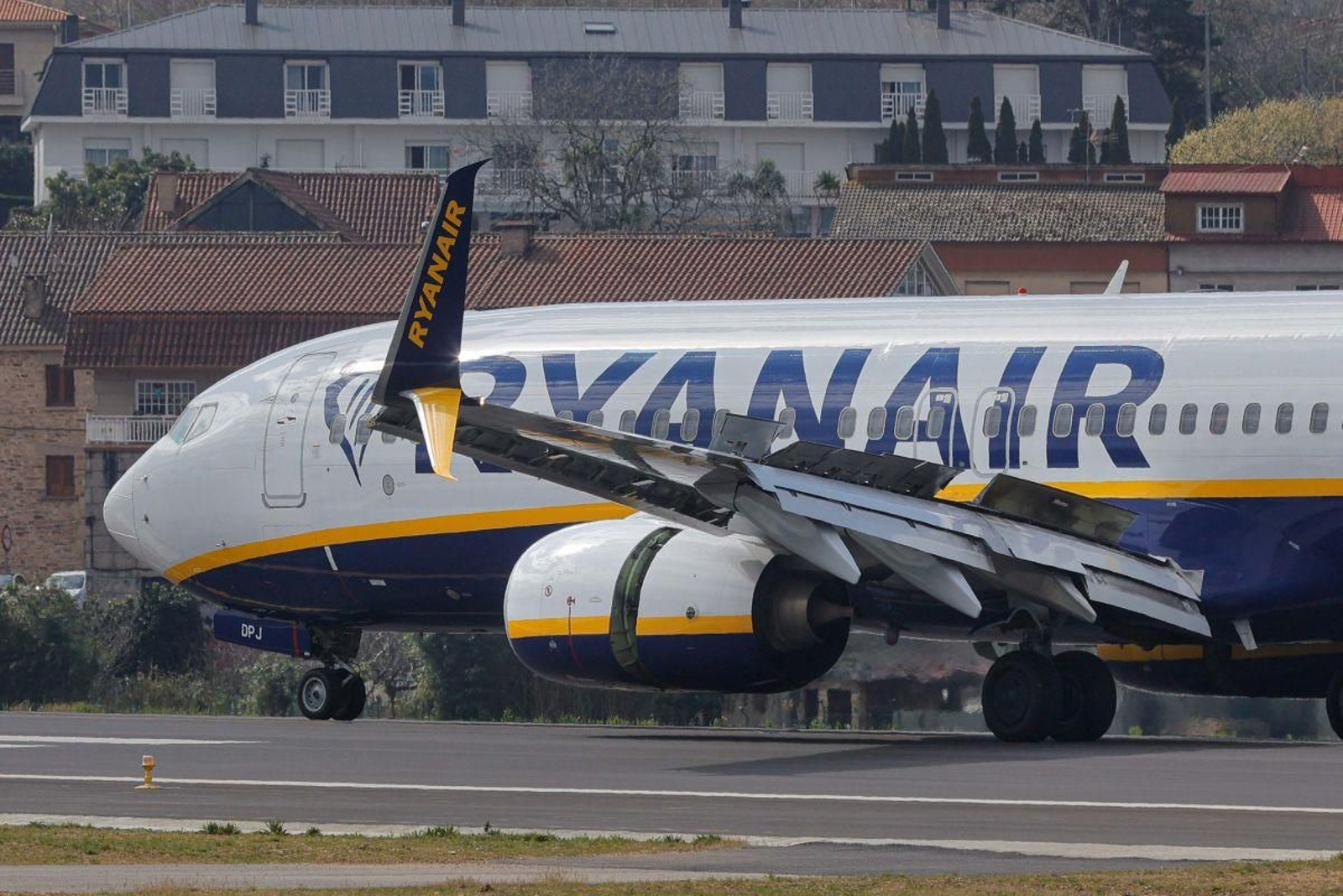Un avión de Ryanair en el momento de su aterrizaje en Peinador