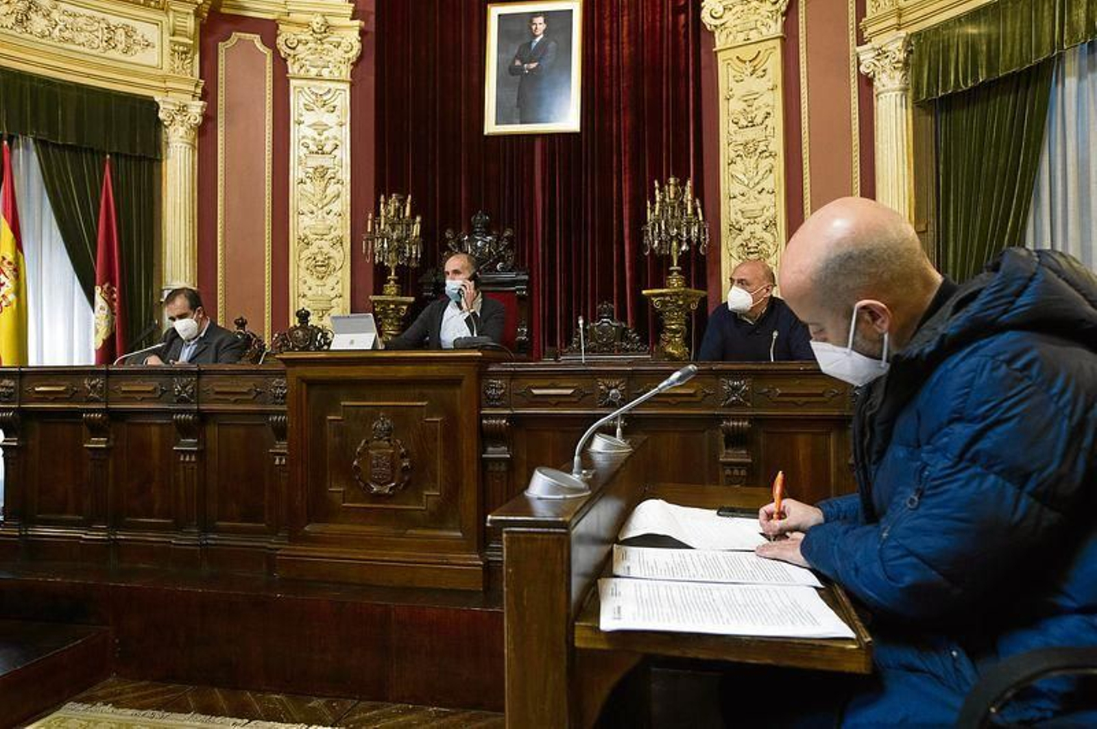Los grupos, durante la reunión en el salón de plenos. Martiño Pinal
