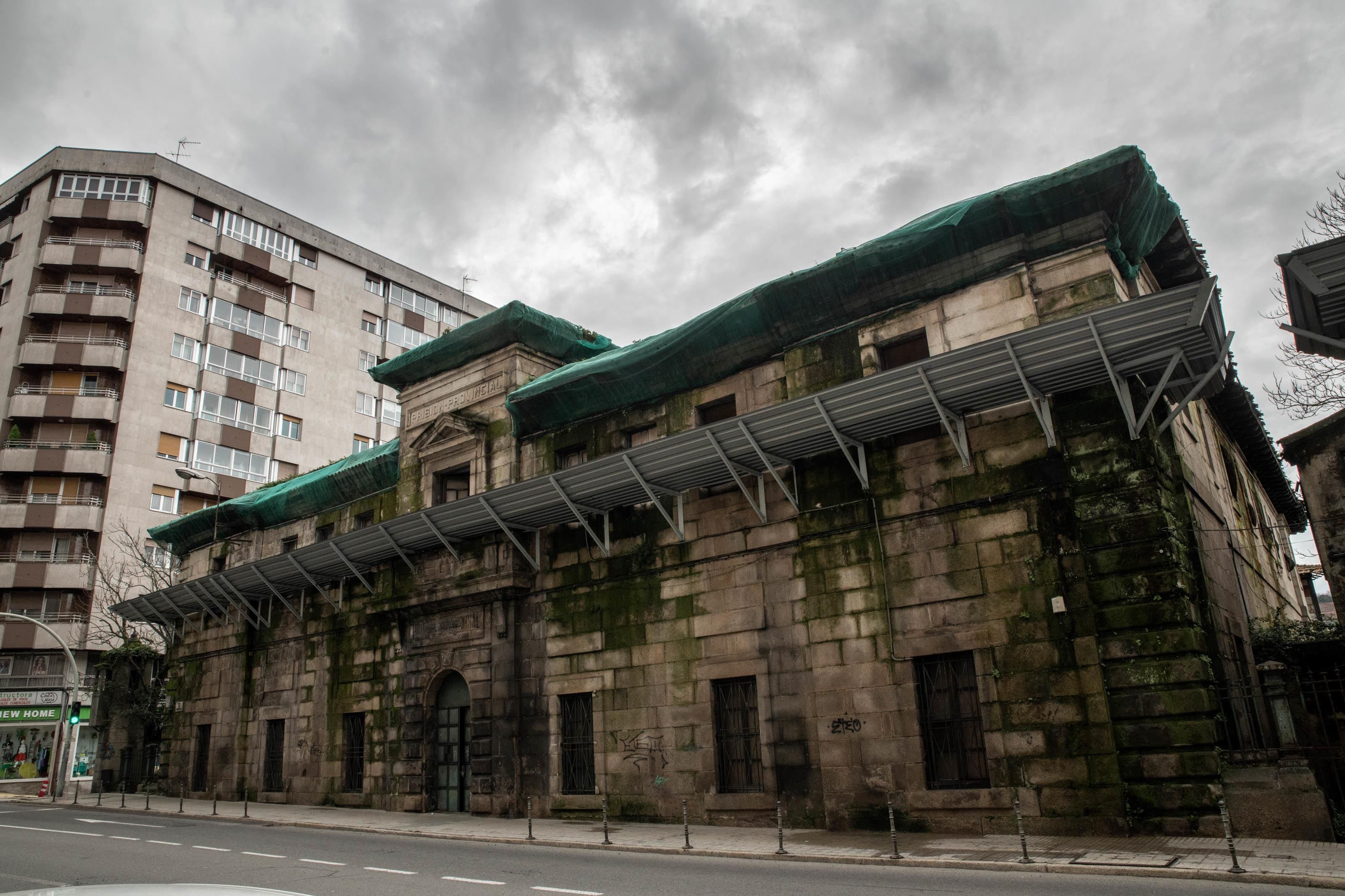 Estado en el que se encuentra el exterior y una parte del interior de la vieja cárcel, asentada sobre manantiales termales y a donde el alcalde pretende llevar la delegación de la UNED.// FOTO: ÓSCAR PINAL

Frontal dende Progreso