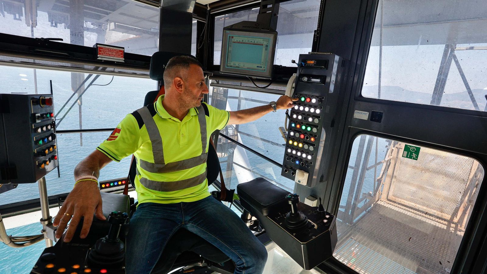 Galería | Una supergrúa de 110 metros se instala en Guixar