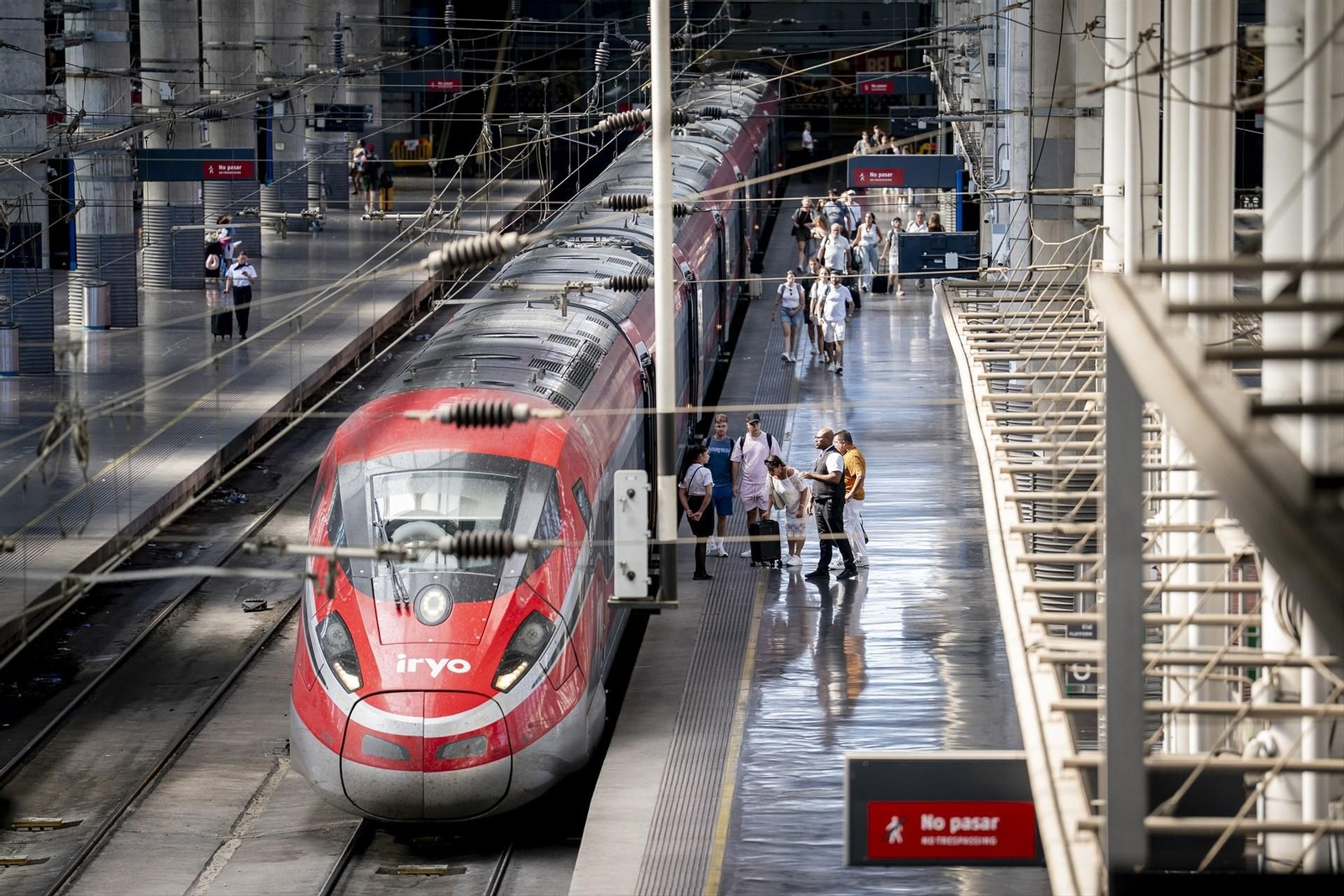Un grupo de viajeros en la Estación de Atocha de Madrid.
