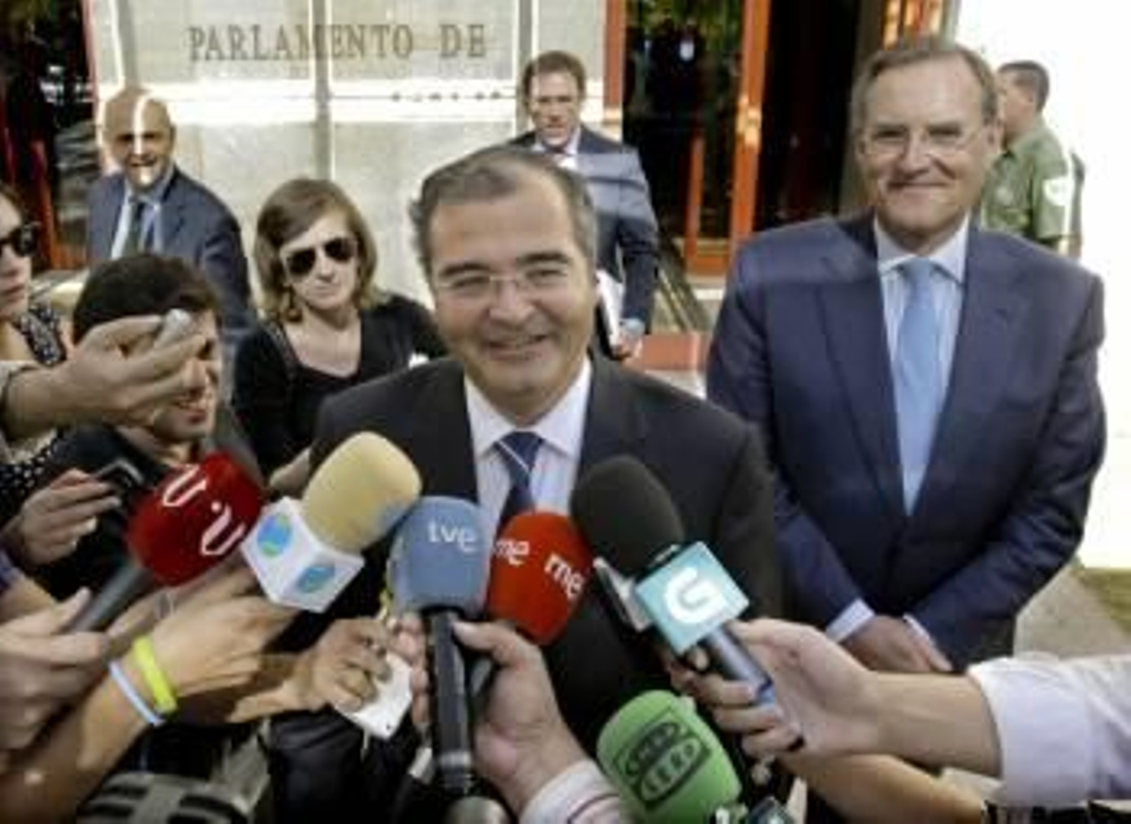 Ron y Arias, tras reunirse con Feijóo ayer. Dijeron que el recorte de personal se hará de forma muy suave, con prejubilaciones.