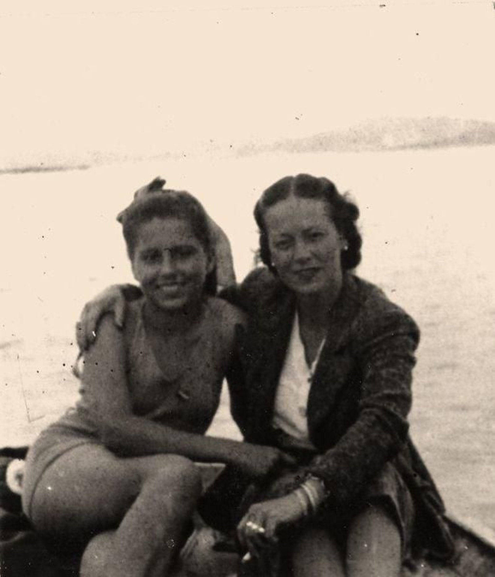 Blanca Olivié Butler, junto a su madre Lourdes Butler, protagonistas de la novela de Lola Andrade.